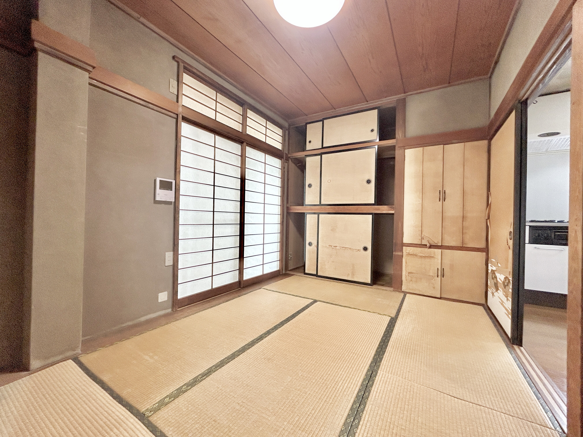 前橋市南町　中古物件の和室|大きな窓からたっぷりの日差しが降り注ぐ明るい室内です。気持ちの良い朝日を受けて、目覚めの良い健康的な朝を迎えられそうです。 
