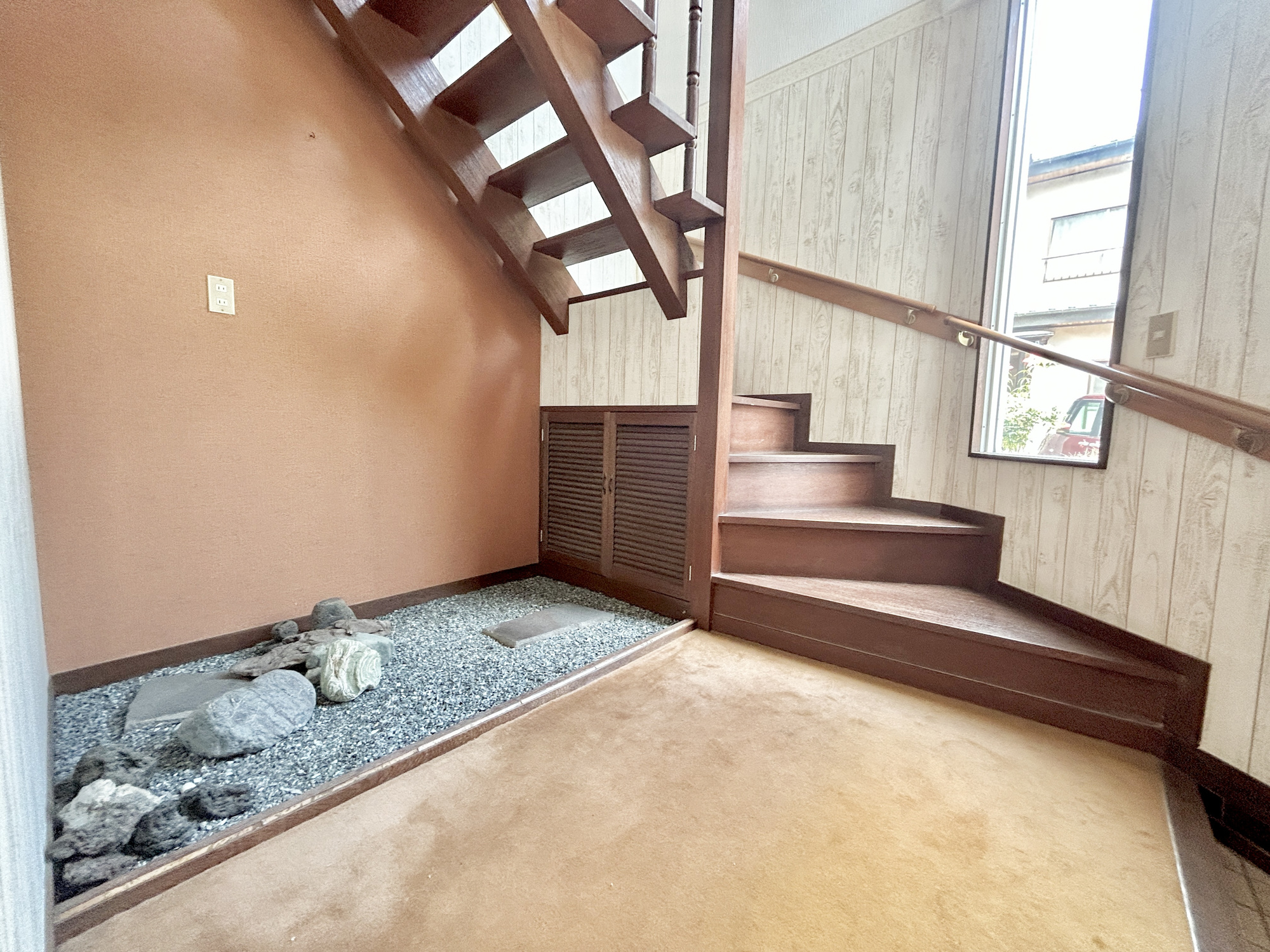 前橋市南町　中古物件の内装|こだわりを感じるおしゃれな廊下と階段が、住まいの魅力を引き立てます♪