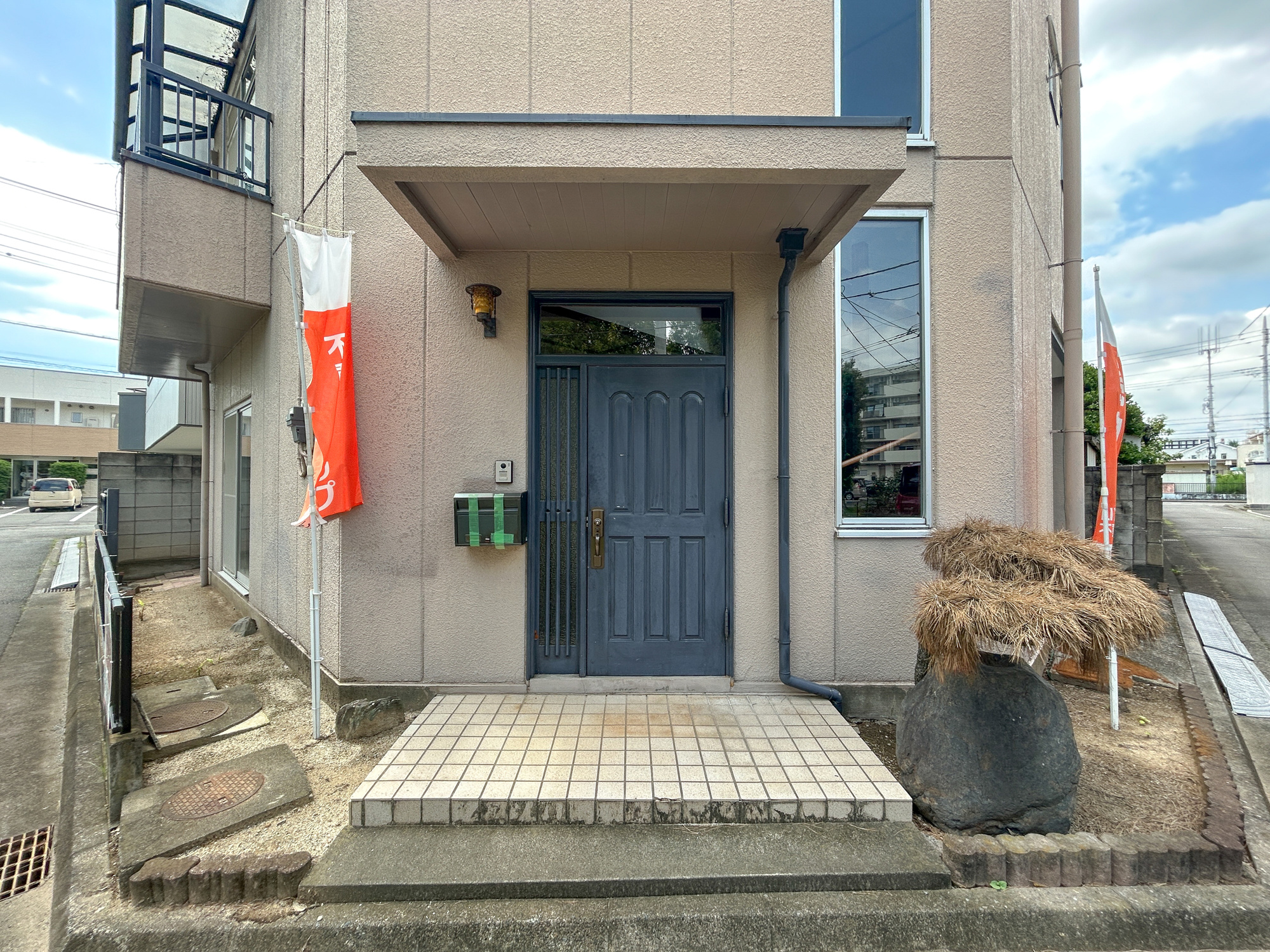 前橋市南町　中古物件の玄関|玄関上は屋根があるので雨の心配いらず♪