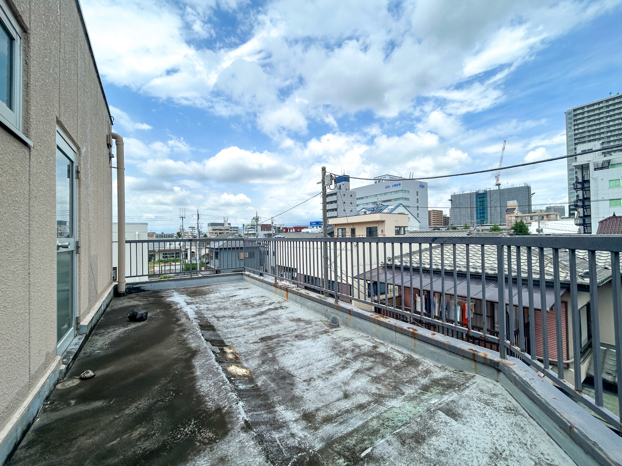前橋市南町　中古物件のバルコニー|開放的なバルコニーは見晴らしもよく、太陽の温かな温もりをめいっぱい受け止めてくれます。太陽の光と爽やかな風を受けたお洗濯物はあっという間に乾き、取りこむ時には太陽の匂いを感じられそうですね。