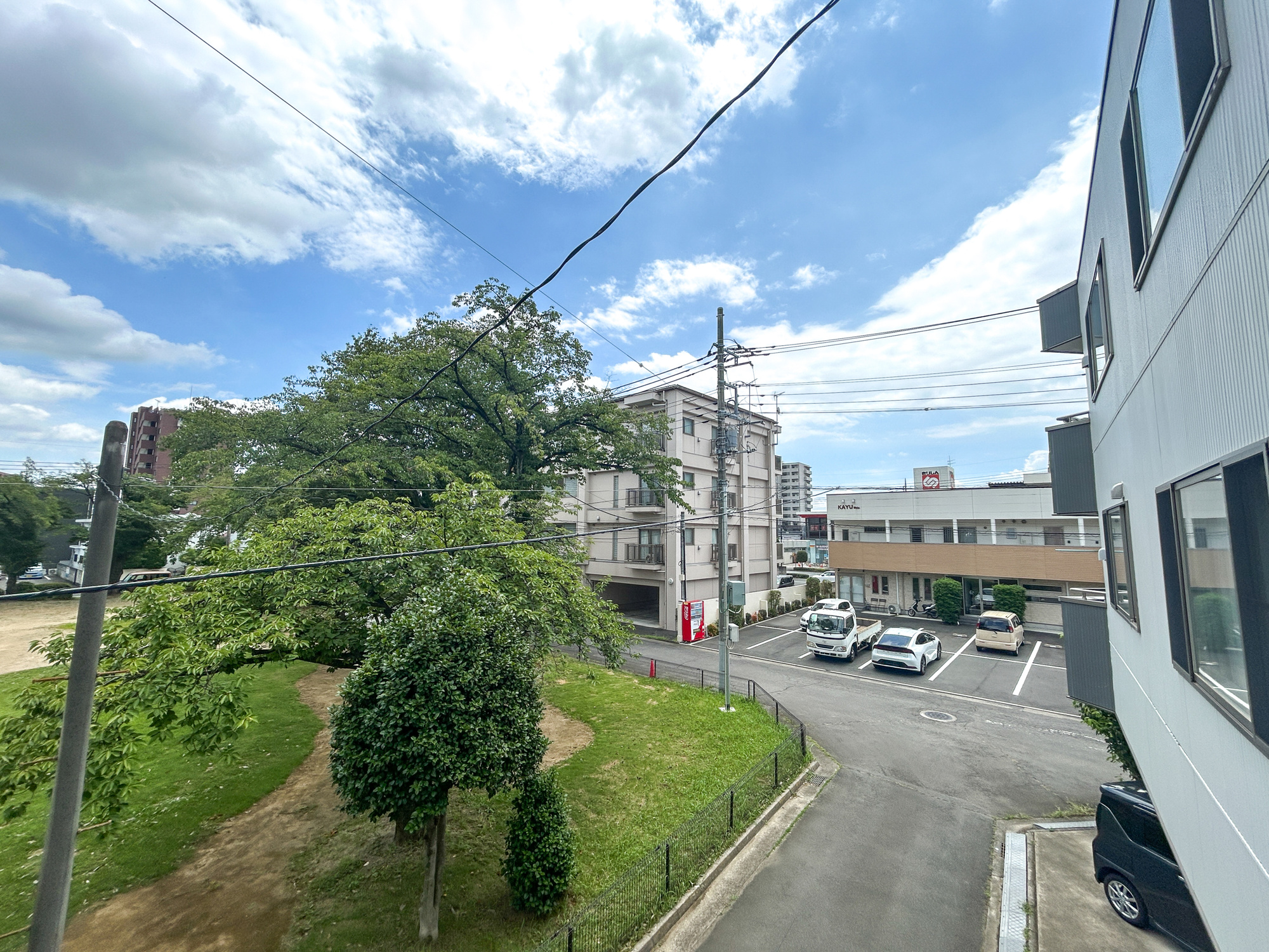 前橋市南町　中古物件の展望|閑静な住宅地で子育て家族にピッタリ。毎日のお散歩も快適な緑に恵まれたエリアで、自然に包まれた穏やかな暮らしを実現するための、ゆとりある住環境が整っています。緑の潤いを感じながらホッと生活できそう。