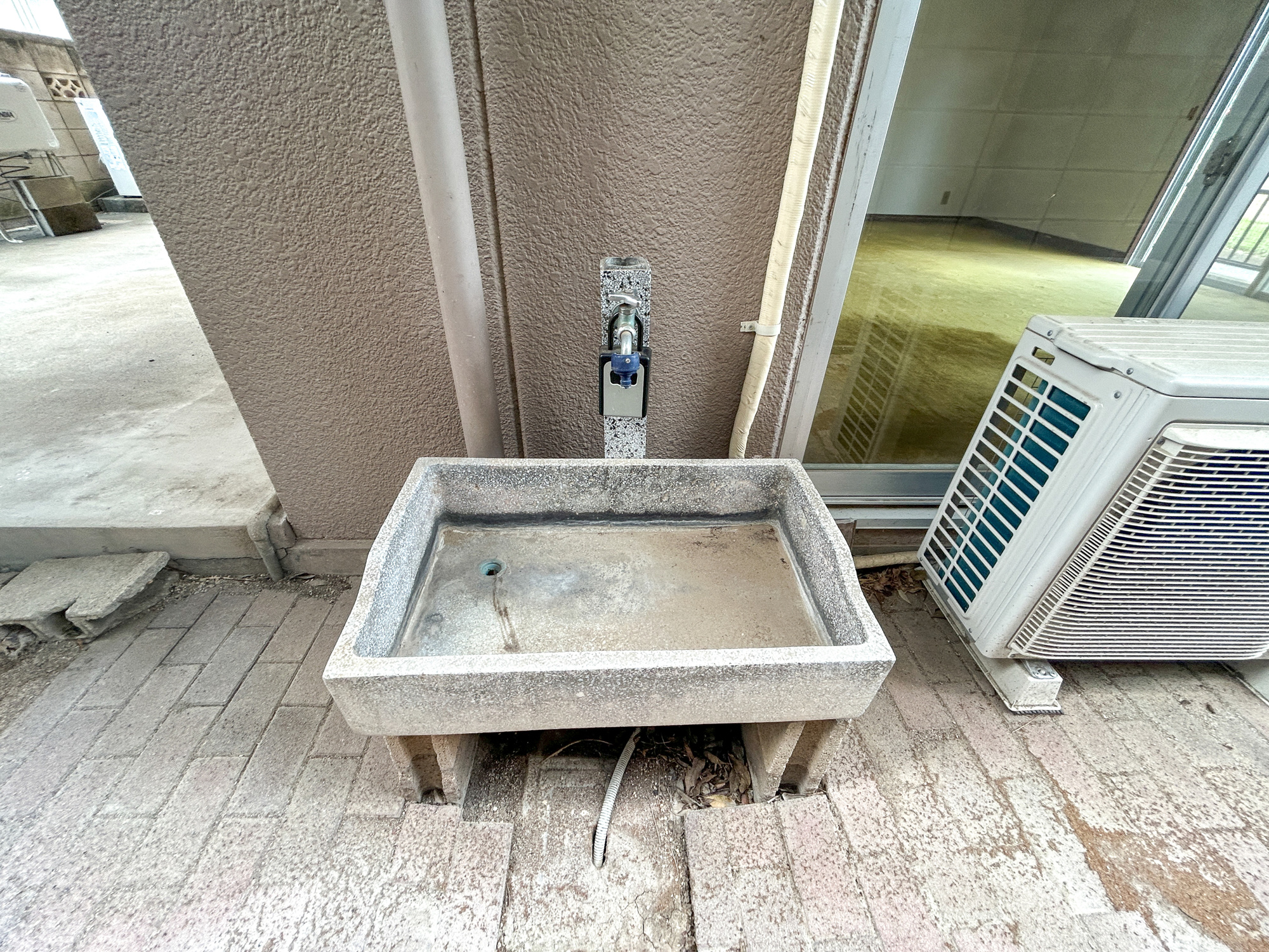 前橋市南町　中古物件の設備|外には、立水栓があるのでお子様のお庭遊び後もすぐに手洗いが可能です♪					