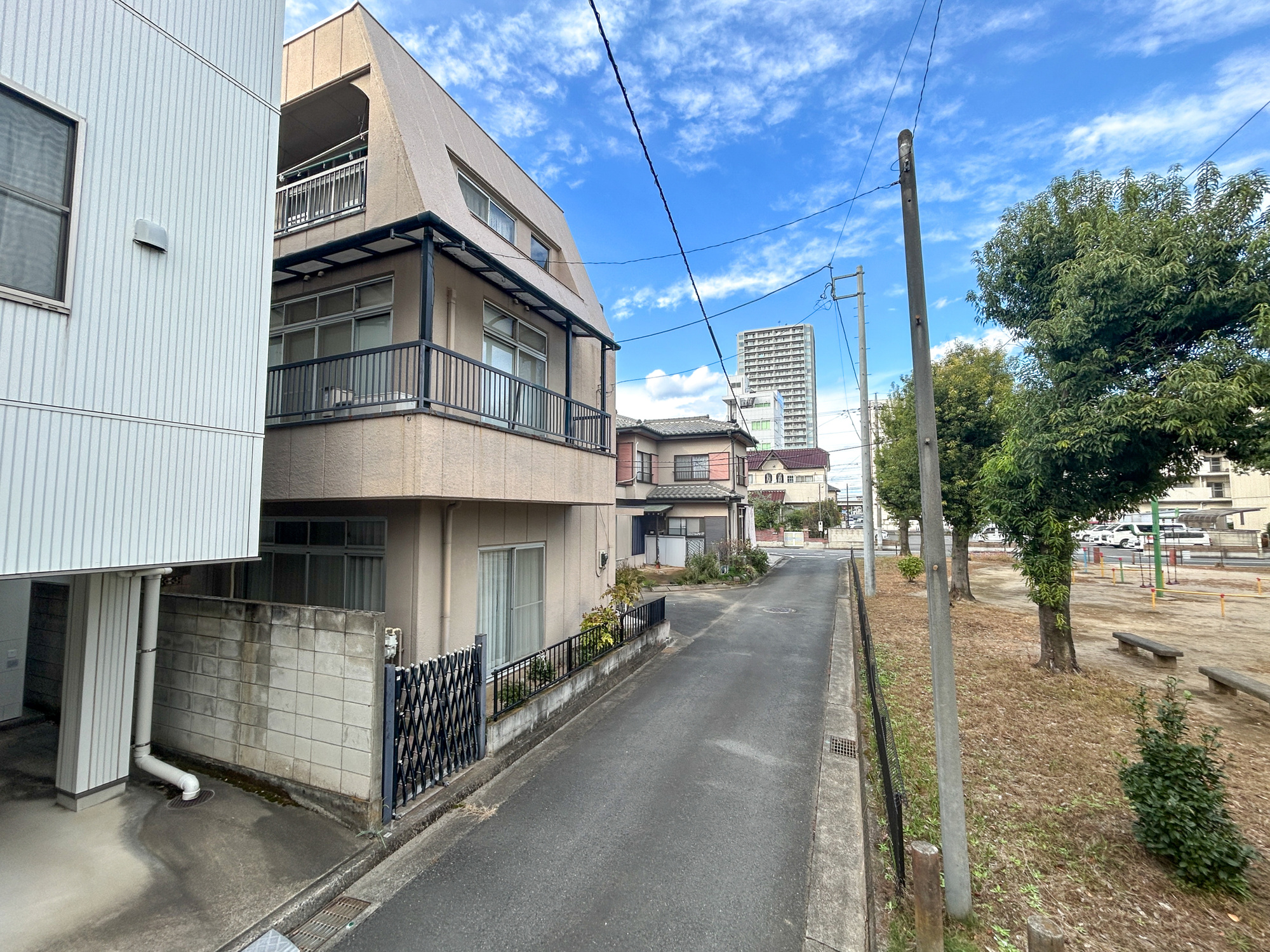 前橋市南町　中古物件の前面道路含む現地写真|低層の一戸建てを中心とした街並みが整然と続き、周辺は高い建物が建っていないので、採光や開放性に恵まれ、空が広く緑の多い閑静な趣を感じる環境です。