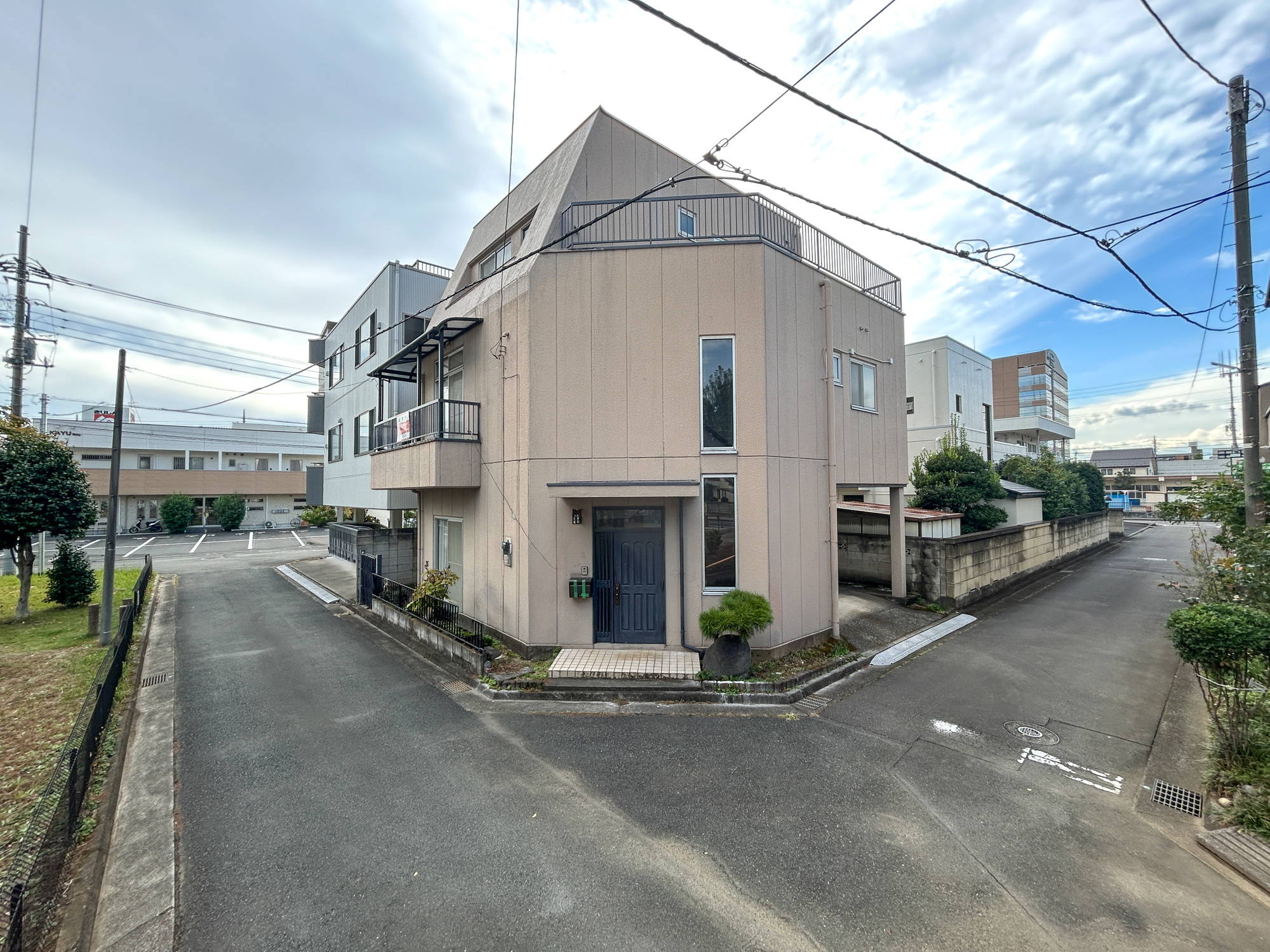 前橋市南町　中古物件の前面道路含む現地写真|閑静な住宅地で子育て家族にピッタリ。毎日のお散歩も快適な緑に恵まれたエリアで、自然に包まれた穏やかな暮らしを実現するための、ゆとりある住環境が整っています。

