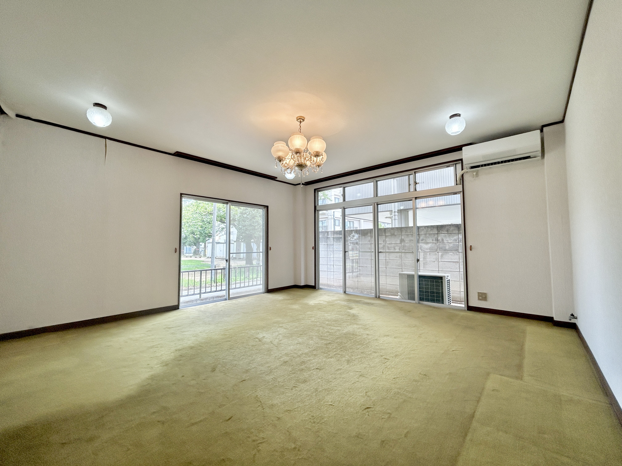 前橋市南町　中古物件の洋室|部屋の隅々に明るい光が満ちるお部屋。明るい日差しがあれば、気分もいつもごきげんで温かい空間が生まれます♪