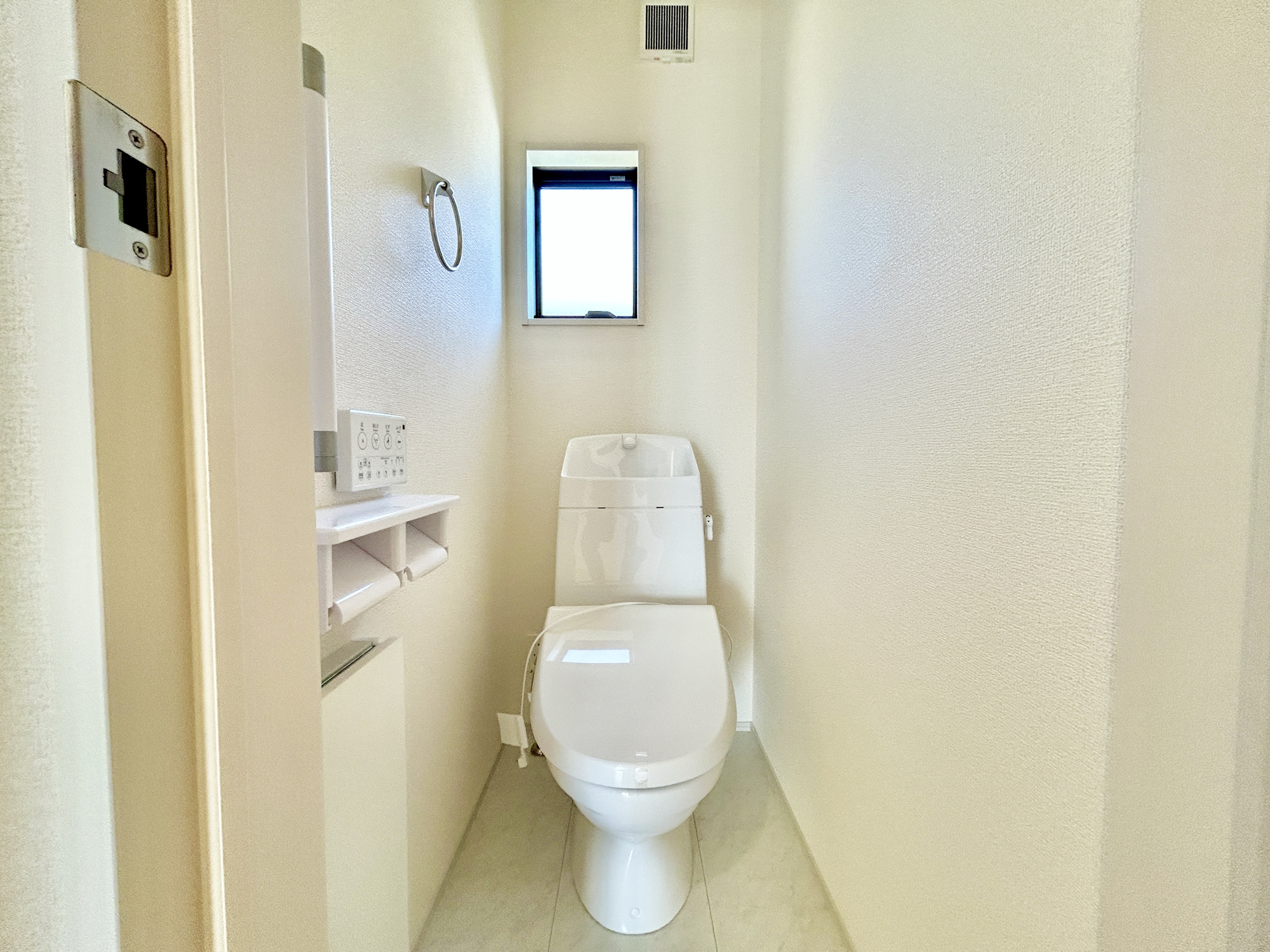 前橋市小坂子町　新築住宅全1棟のトイレ|節水型でエコなトイレには、今では当たり前の洗浄便座付き。便座を温める機能もついていて、居心地良くてトイレから出られなくなるかも！換気用に換気扇はもちろん、窓も着いているので常に快適ですね♪
