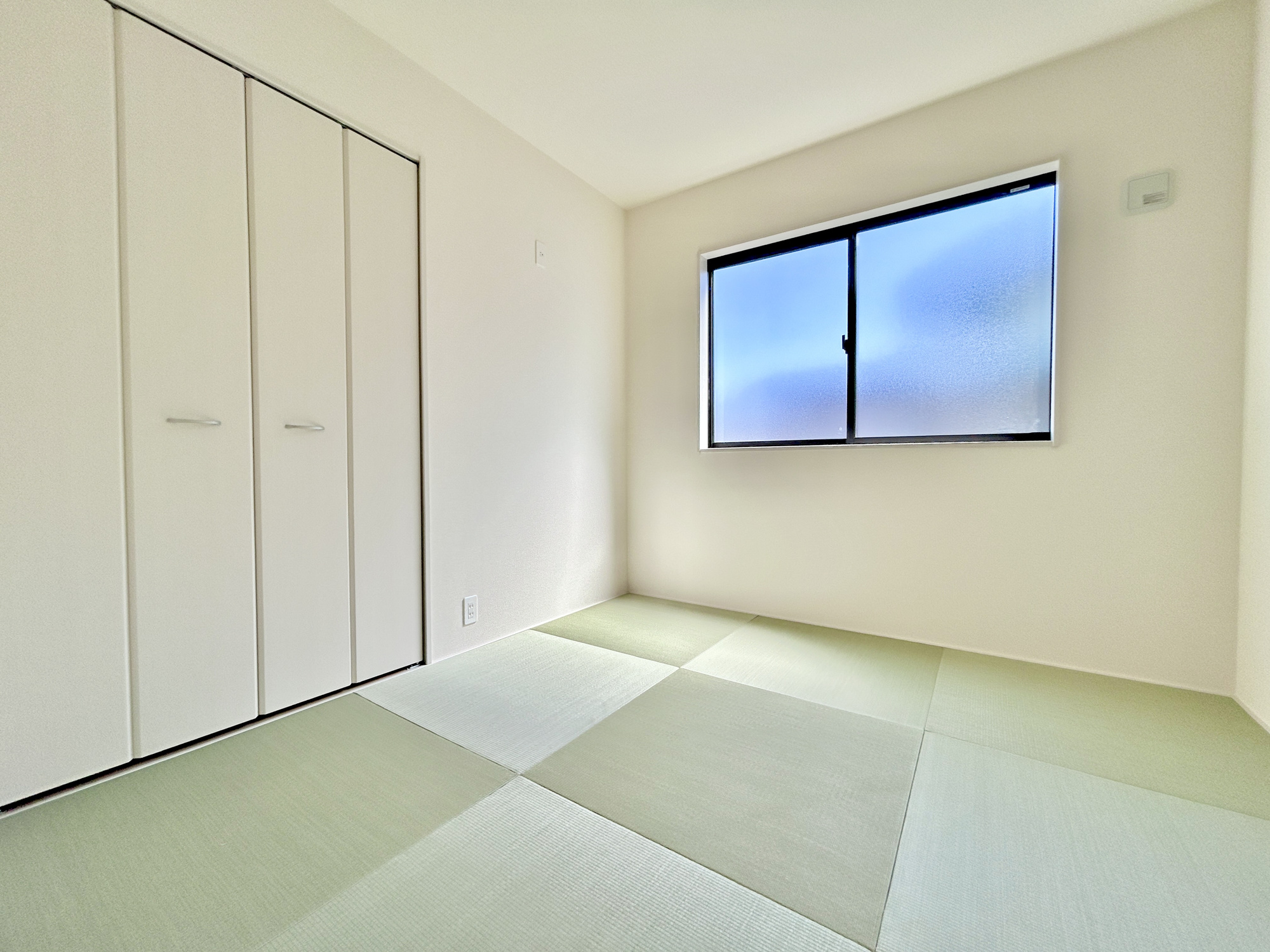 前橋市小坂子町　新築住宅全1棟の和室|"い草の良い香りがする畳のお部屋♪
引き戸を開放すればLＤＫとつながりさらに開放的な空間になります。"

