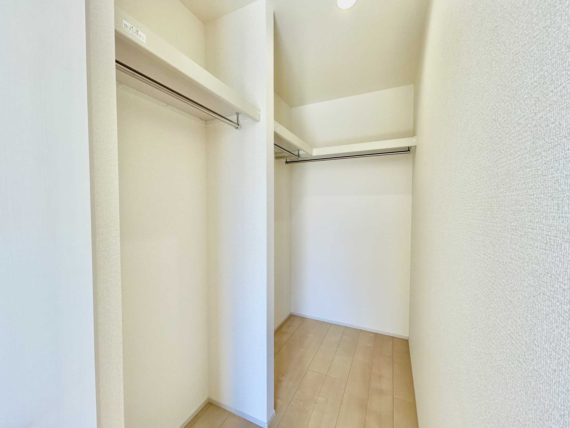 前橋市小坂子町　新築住宅全1棟の収納|"たくさんのお洋服が入る、ウォークインクローゼット。
お洋服以外にも掃除機やスーツケースなどを一箇所に集約できるのが魅力です♪
収納ケースを置かなくていいのでお部屋の見た目にもスッキリ！"

