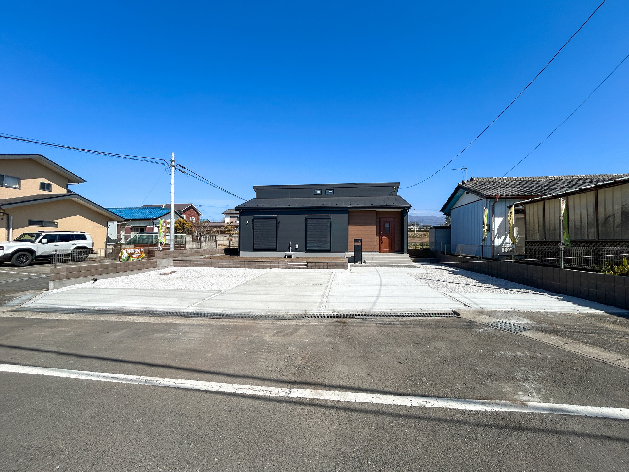 前橋市小坂子町　新築住宅全1棟の駐車場|"大切な愛車を守るカーポートや跳ね上げ式カーゲートが設置可能な駐車スペース。
洗車も出来る余裕のあるスペースには、もちろん自転車の駐輪も可能！
夏にはビニールプールを広げて、お子様と楽しむのもいいかも