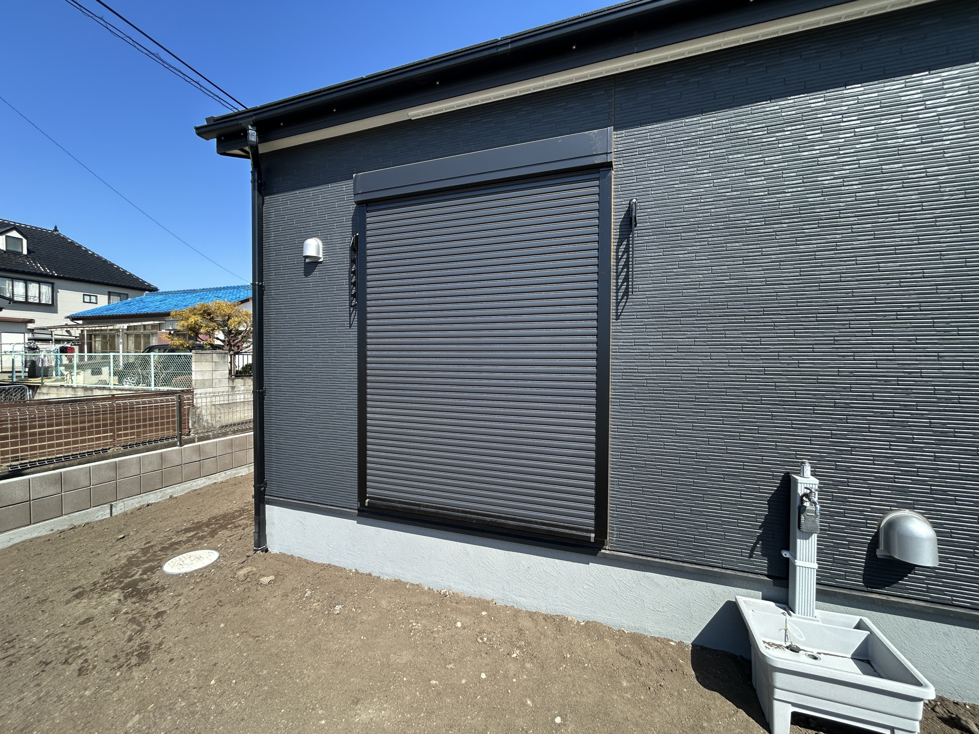 前橋市小坂子町　新築住宅全1棟の防犯設備|防風、防犯、防音、断熱と様々な効果を発揮するシャッター付きです♪						
						
