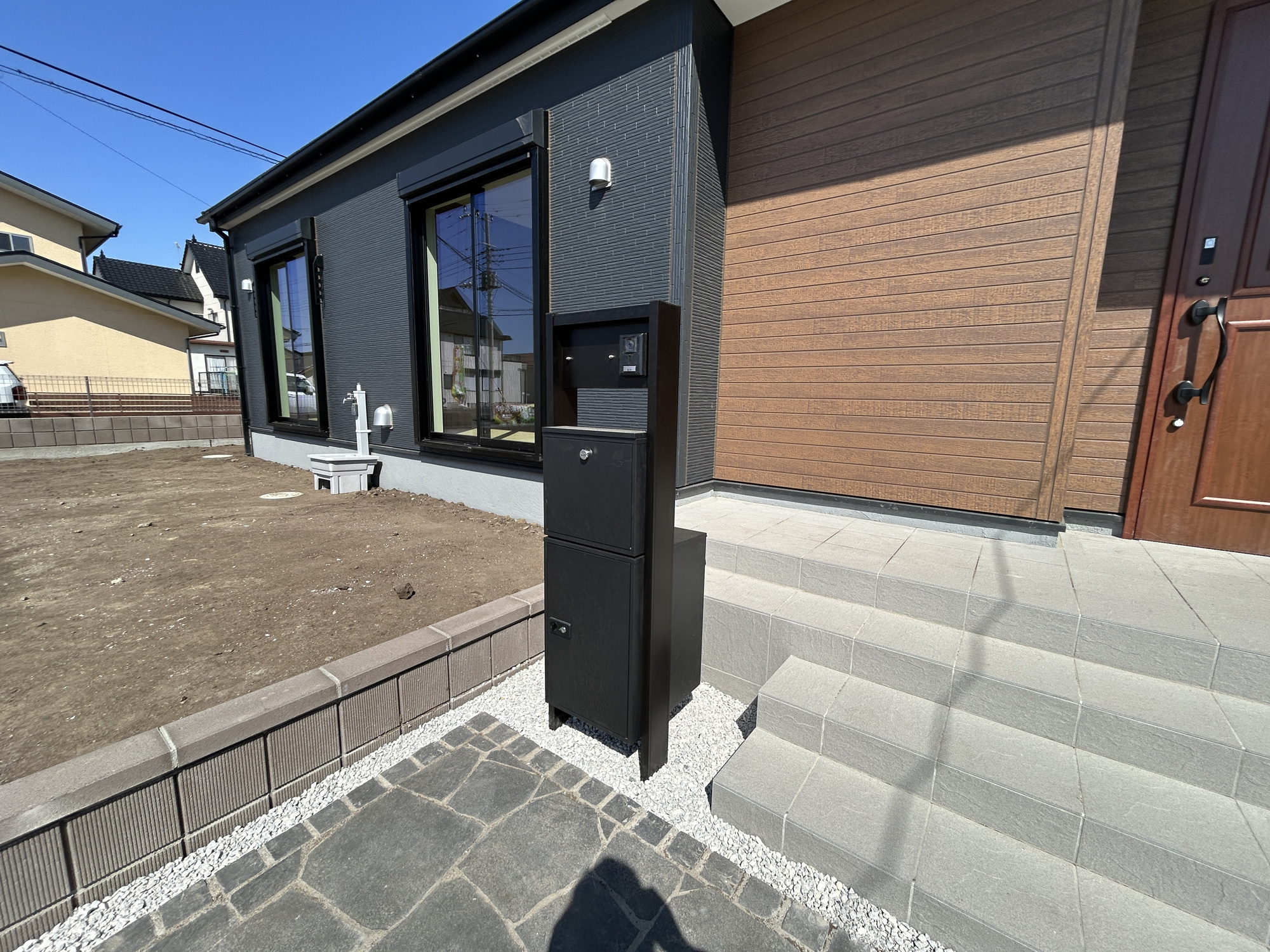 前橋市小坂子町　新築住宅全1棟の設備|おしゃれな機能ポールにはポスト、インターフォン、表札付きです♪						
						
