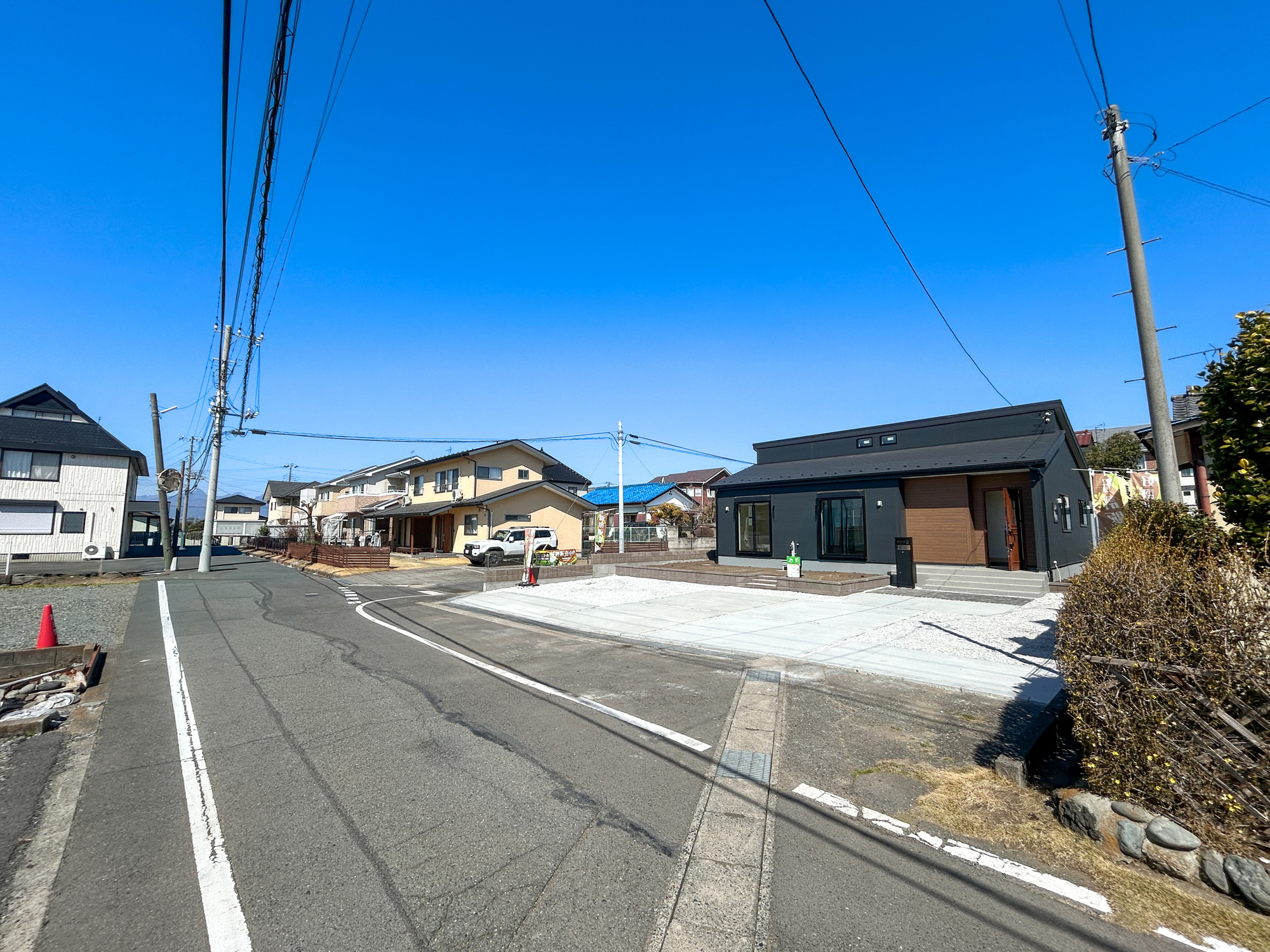前橋市小坂子町　新築住宅全1棟の前面道路含む現地写真|閑静な住宅地で子育て家族にピッタリ。毎日のお散歩も快適な緑に恵まれたエリアで、自然に包まれた穏やかな暮らしを実現するための、ゆとりある住環境が整っています。


