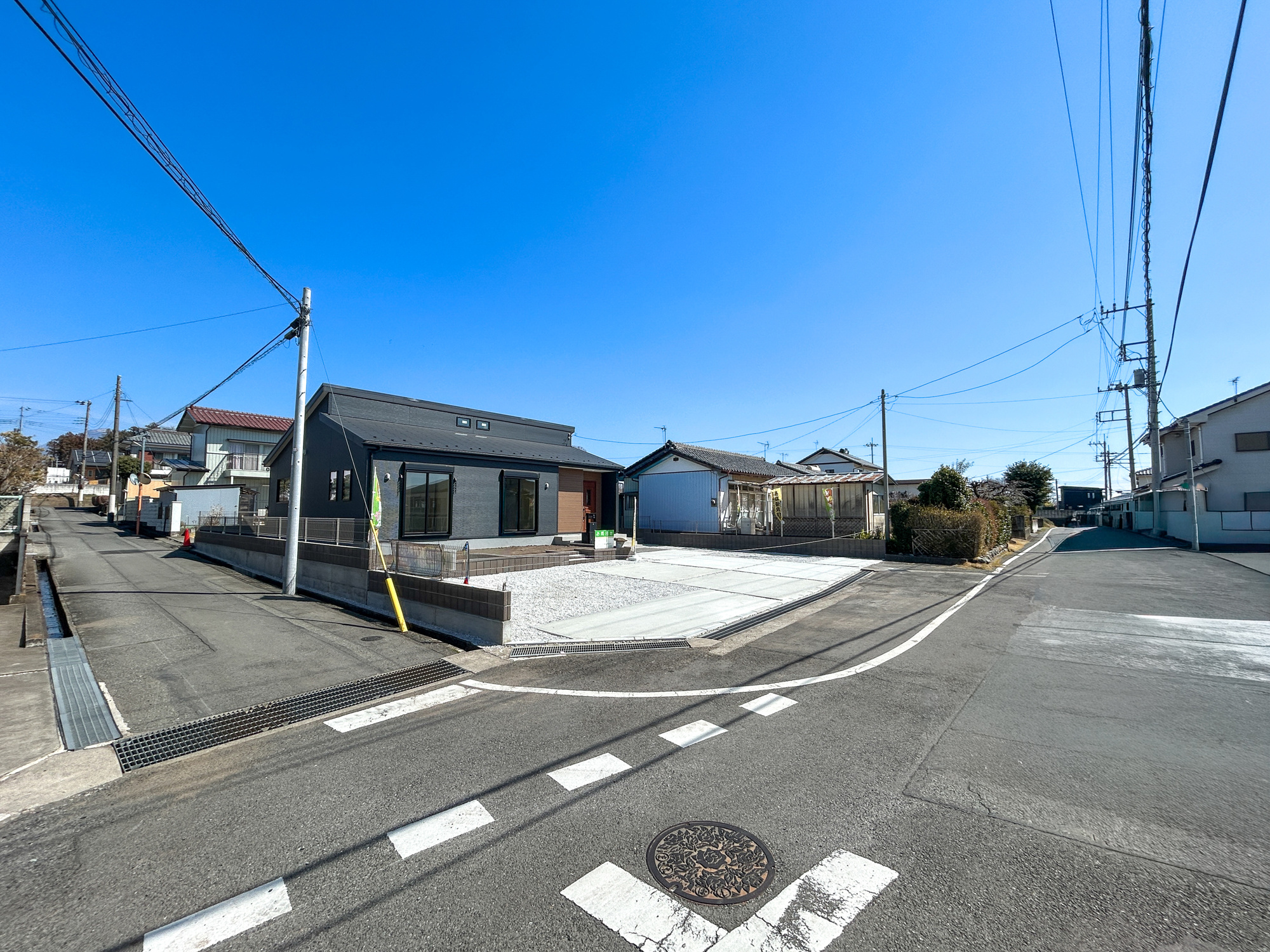 前橋市小坂子町　新築住宅全1棟の前面道路含む現地写真|低層の一戸建てを中心とした街並みが整然と続き、周辺は高い建物が建っていないので、採光や開放性に恵まれ、空が広く緑の多い閑静な趣を感じる環境です。

