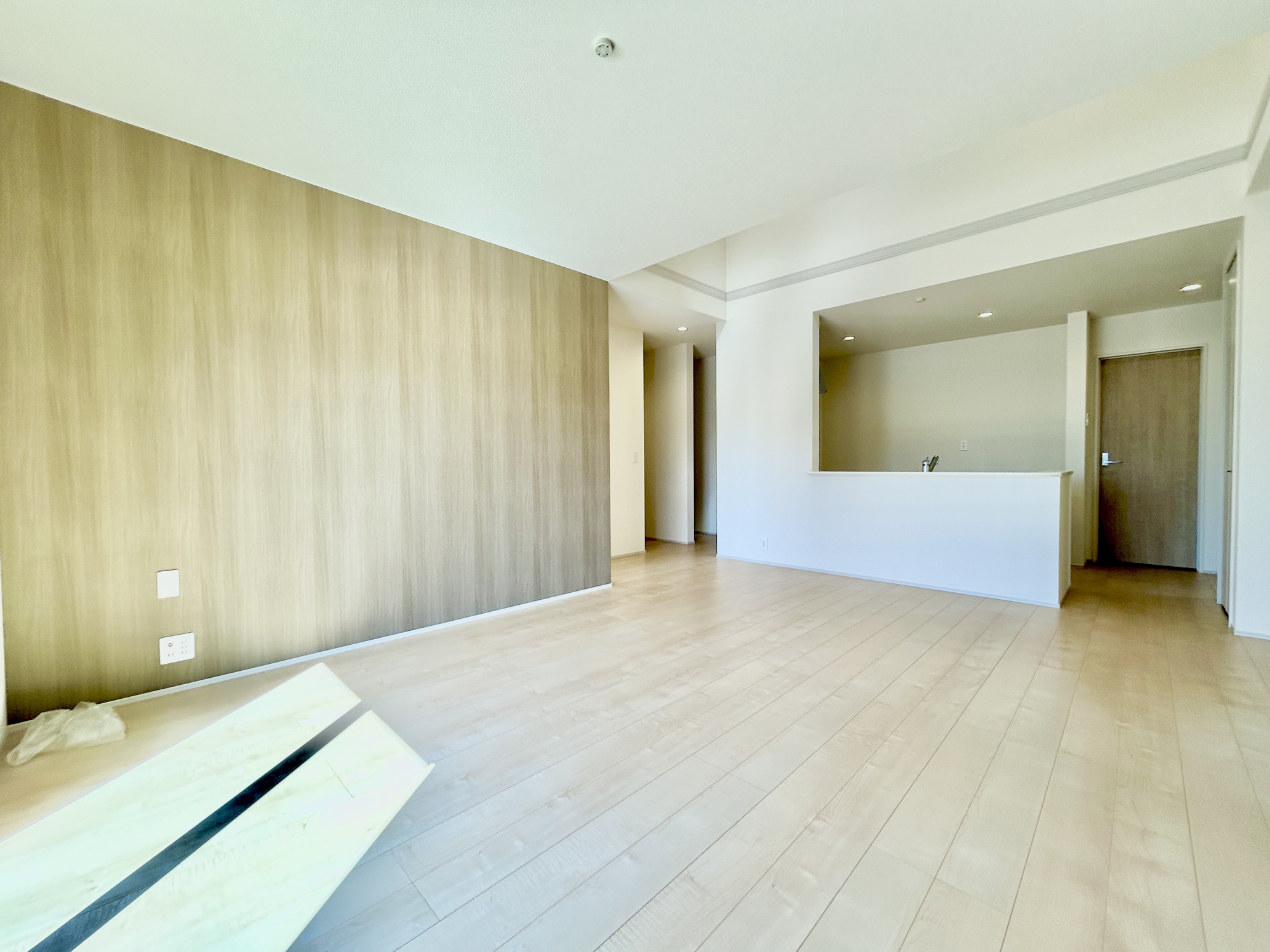 前橋市小坂子町　新築住宅全1棟の居間・リビング|大切なご家族が集まるからこそＬＤＫはこだわりたい！休日はおひさまの光をたっぷりと取りこめるリビングでゆったりと過ごしませんか？子供たちが元気に笑いながら走り回っても十分な広さの空間です。
