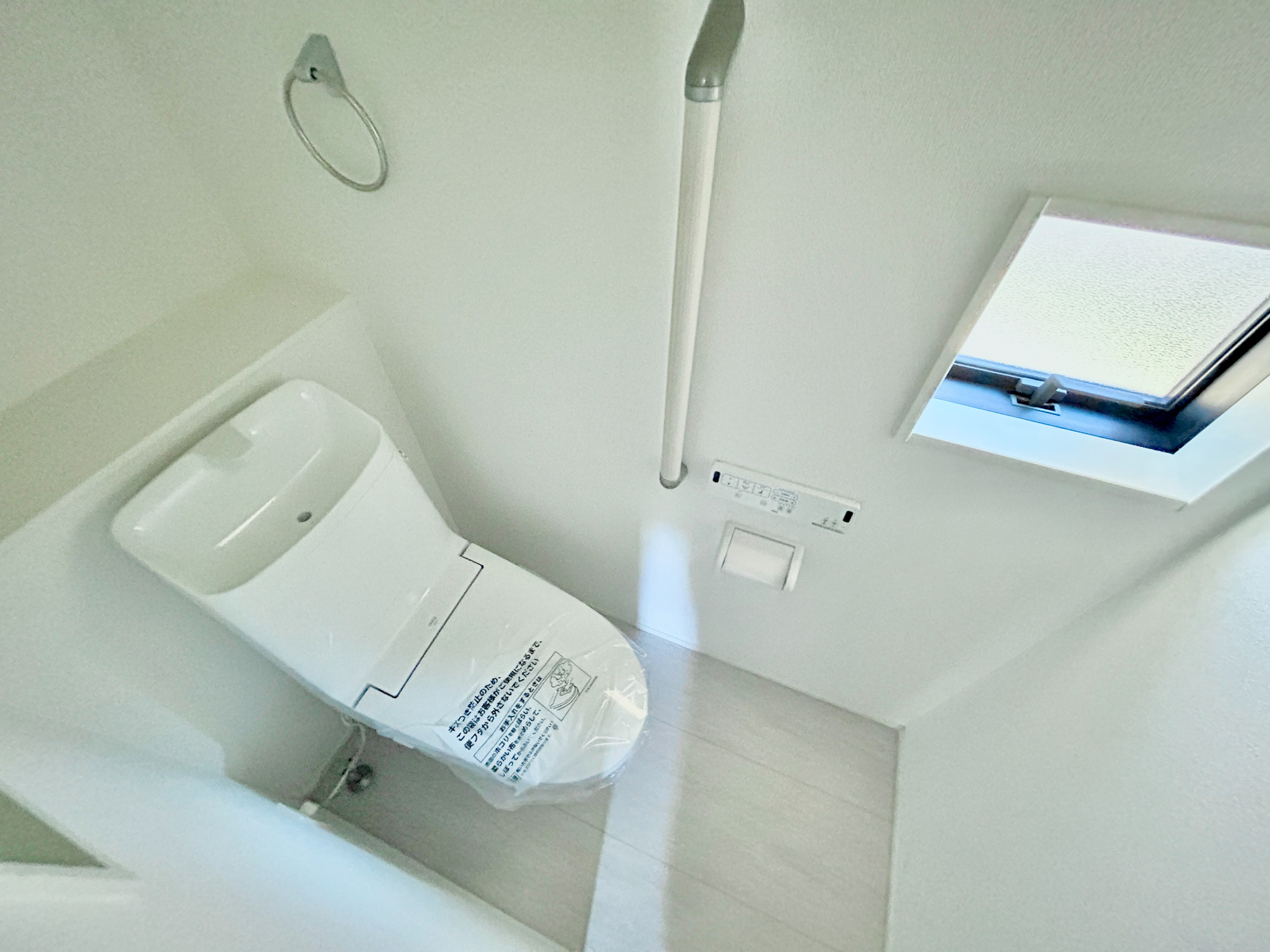 前橋市関根町　新築住宅全3棟のトイレ|節水型でエコなトイレには、今では当たり前の洗浄付き。便座を温める機能もついていて、居心地良くてトイレから出られなくなるかも！換気用に換気扇はもちろん、窓も着いているので常に快適ですね♪
