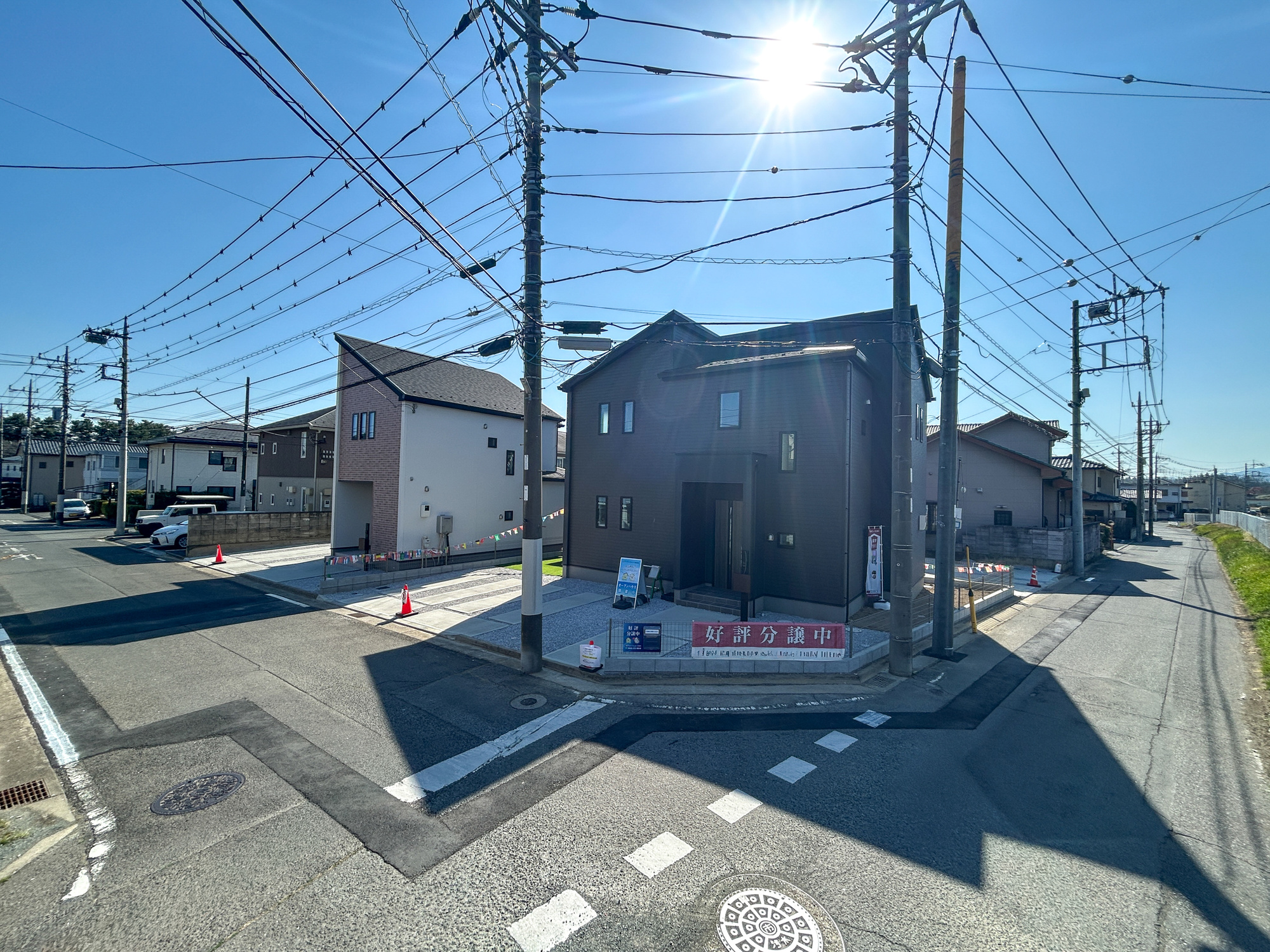 前橋市関根町　新築住宅全3棟の前面道路含む現地写真|低層の一戸建てを中心とした街並みが整然と続き、周辺は高い建物が建っていないので、採光や開放性に恵まれ、空が広く緑の多い閑静な趣を感じる環境です。

