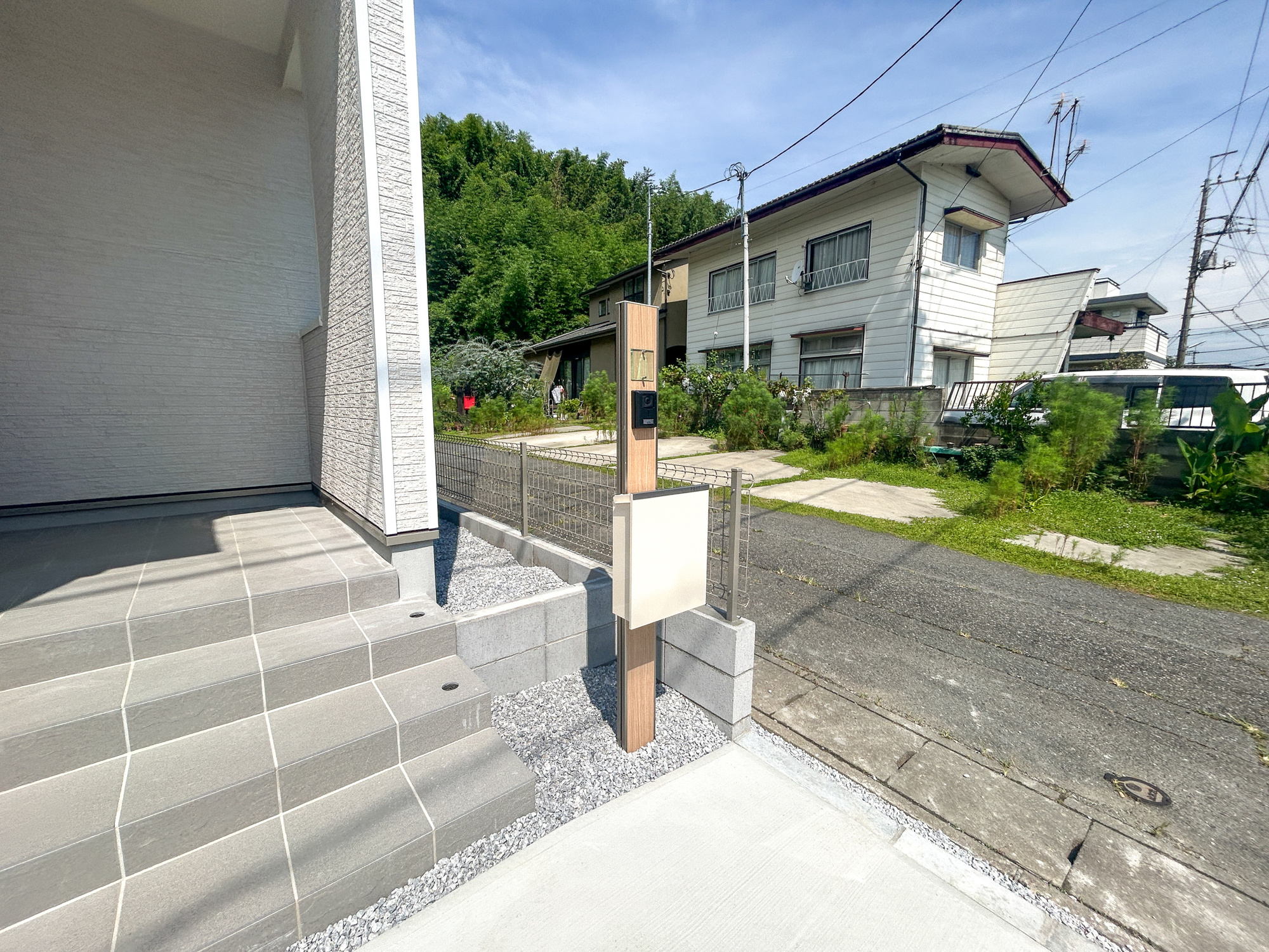 高崎市乗附町　新築住宅全1棟の設備|おしゃれな機能ポールにはポスト、インターフォン、表札設置可能です♪		