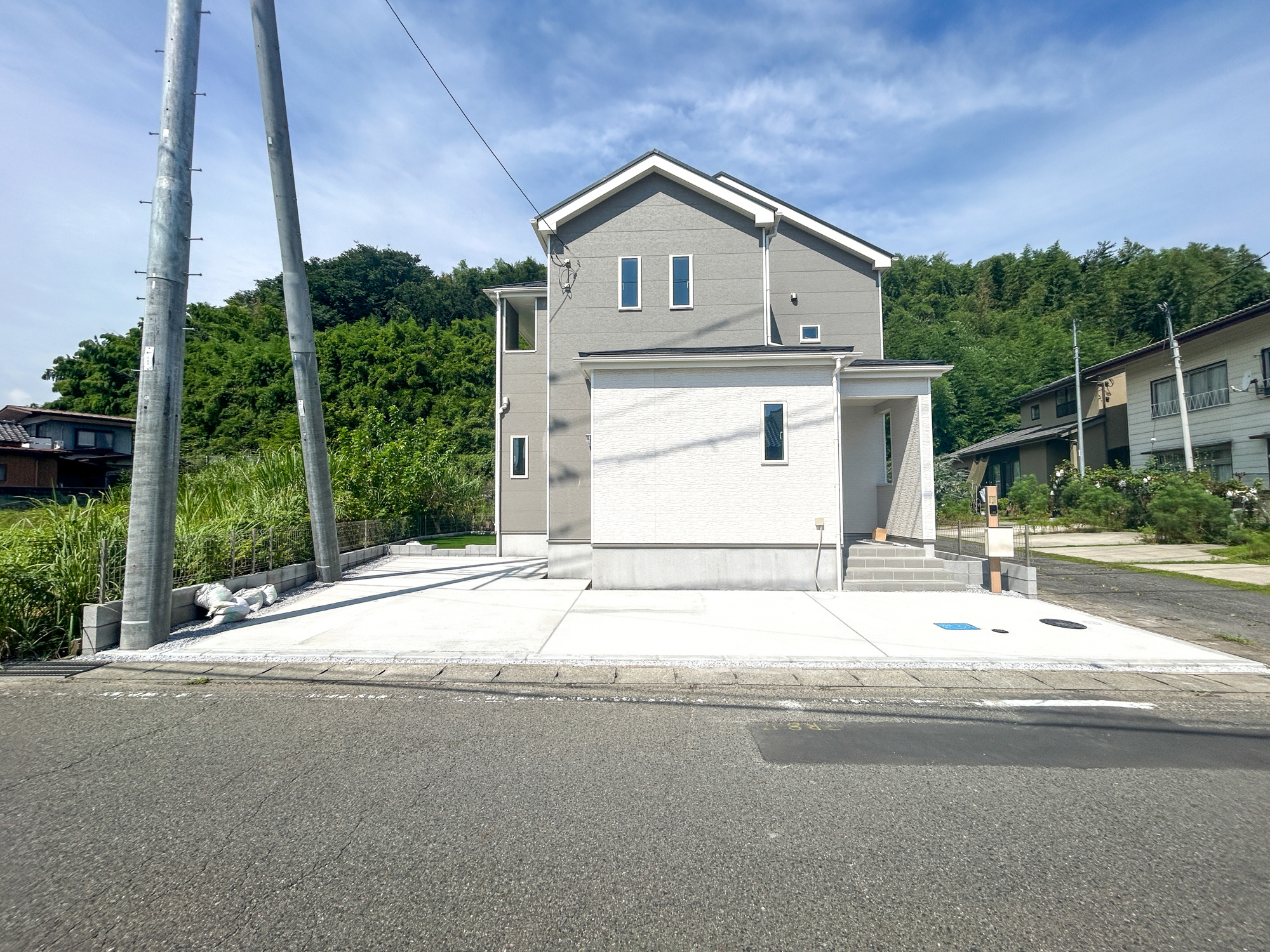 高崎市乗附町　新築住宅全1棟の駐車場|車庫土間施工済み、駐車2台可能です(^^♪