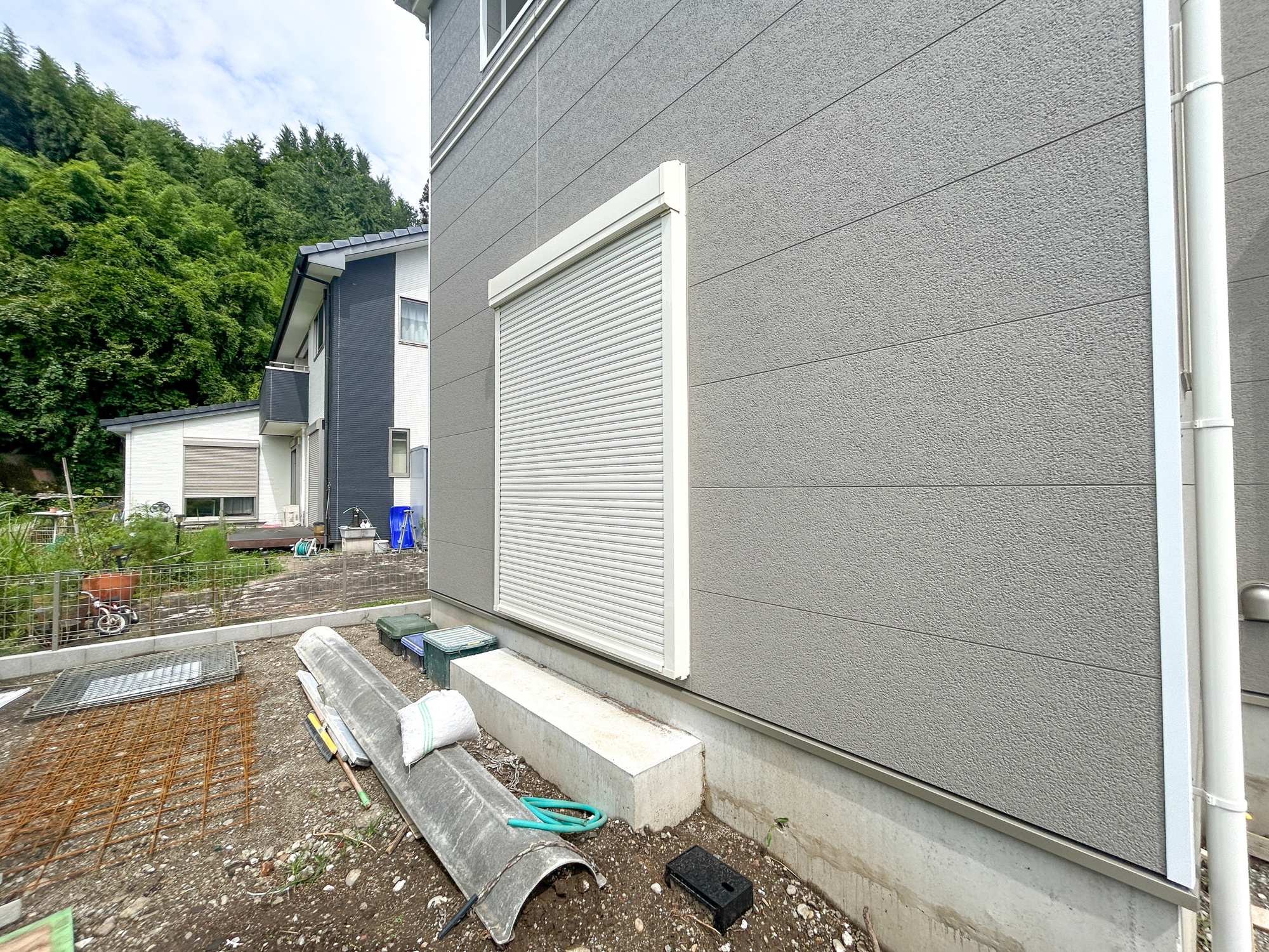 高崎市乗附町　新築住宅全1棟の防犯設備|防風、防犯、防音、断熱と様々な効果を発揮するシャッター付きです♪			