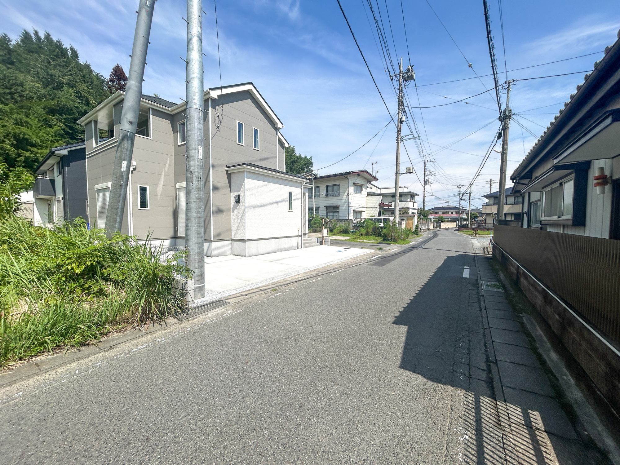 高崎市乗附町　新築住宅全1棟の前面道路含む現地写真|閑静な住宅地で子育て家族にピッタリ。毎日のお散歩も快適な緑に恵まれたエリアで、自然に包まれた穏やかな暮らしを実現するための、ゆとりある住環境が整っています。

