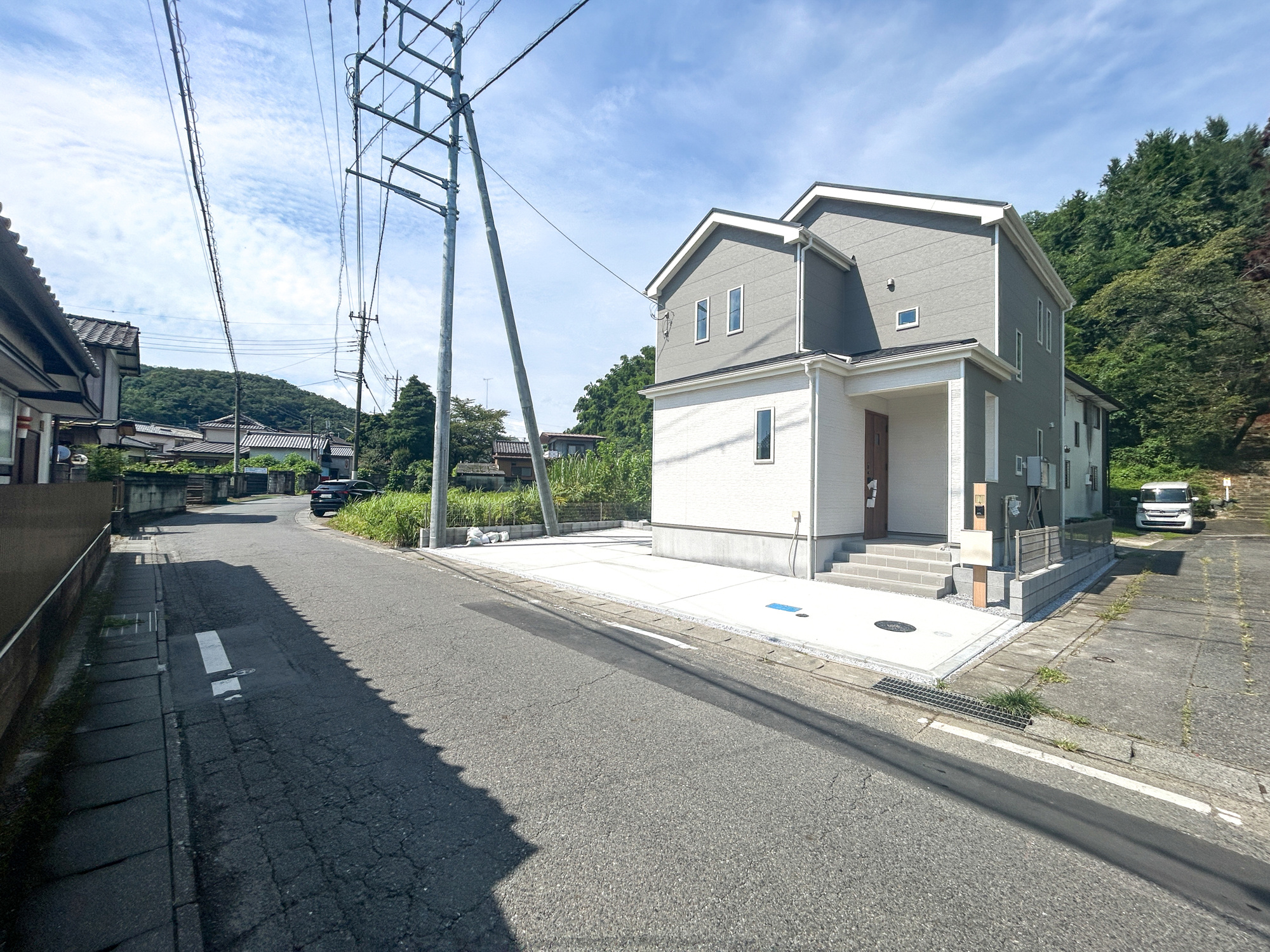 高崎市乗附町　新築住宅全1棟の前面道路含む現地写真|低層の一戸建てを中心とした街並みが整然と続き、周辺は高い建物が建っていないので、採光や開放性に恵まれ、空が広く緑の多い閑静な趣を感じる環境です。

