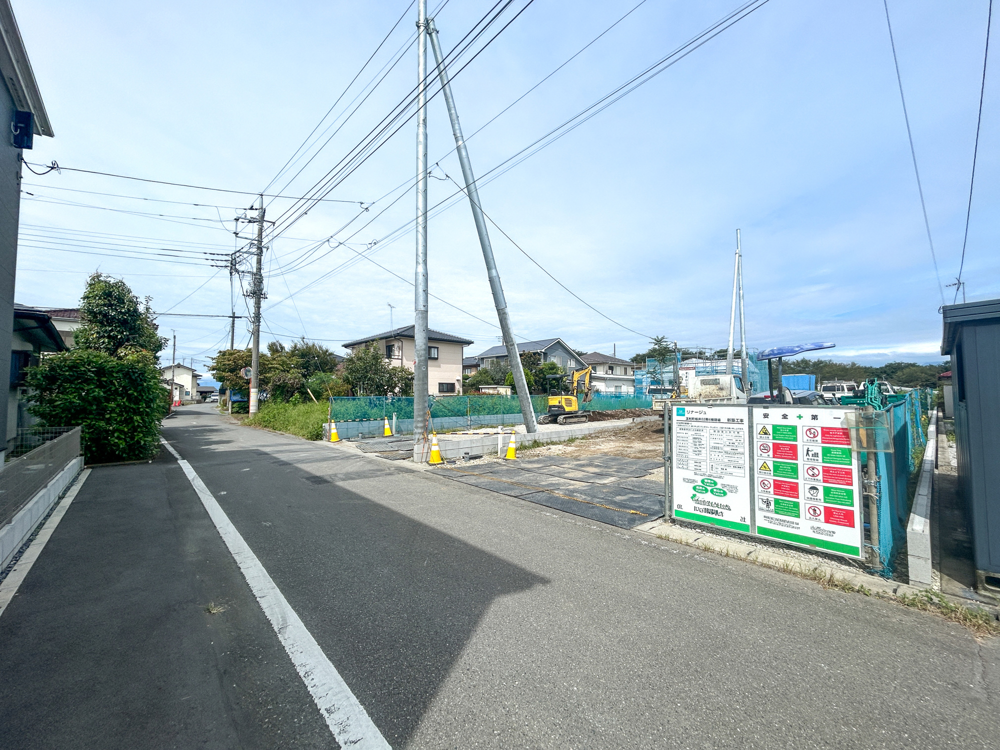 玉村町板井2期　新築住宅全4棟の前面道路含む現地写真|閑静な住宅地で子育て家族にピッタリ。毎日のお散歩も快適な緑に恵まれたエリアで、自然に包まれた穏やかな暮らしを実現するための、ゆとりある住環境が整っています。

