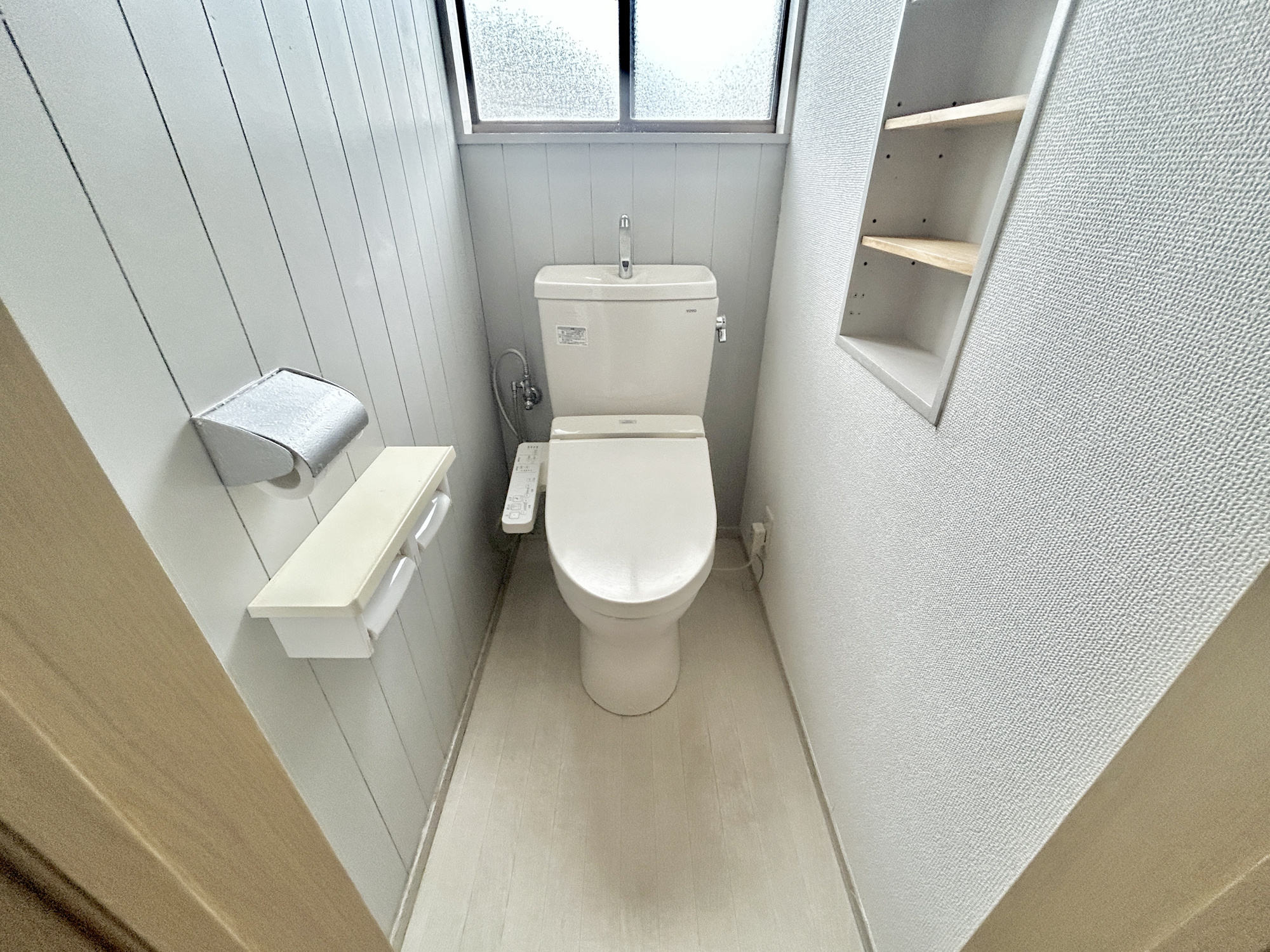 伊勢崎市田部井町1期　中古物件のトイレ|節水型でエコなトイレには、今では当たり前の洗浄付き。便座を温める機能もついていて、居心地良くてトイレから出られなくなるかも！換気用に換気扇はもちろん、窓も着いているので常に快適ですね♪