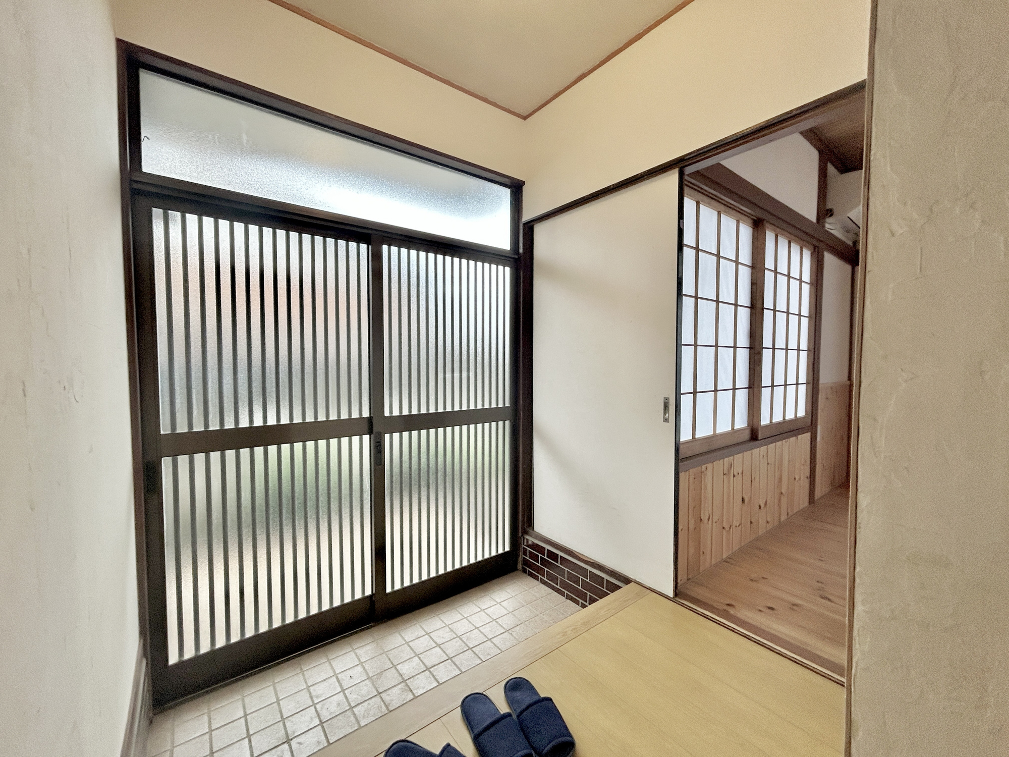 伊勢崎市田部井町1期　中古物件の内装|住まう人も来客も入った時にワクワクさせてくれるオシャレな玄関♪
気持ちの良い朝は、毎日ここからスタートしていきます♪