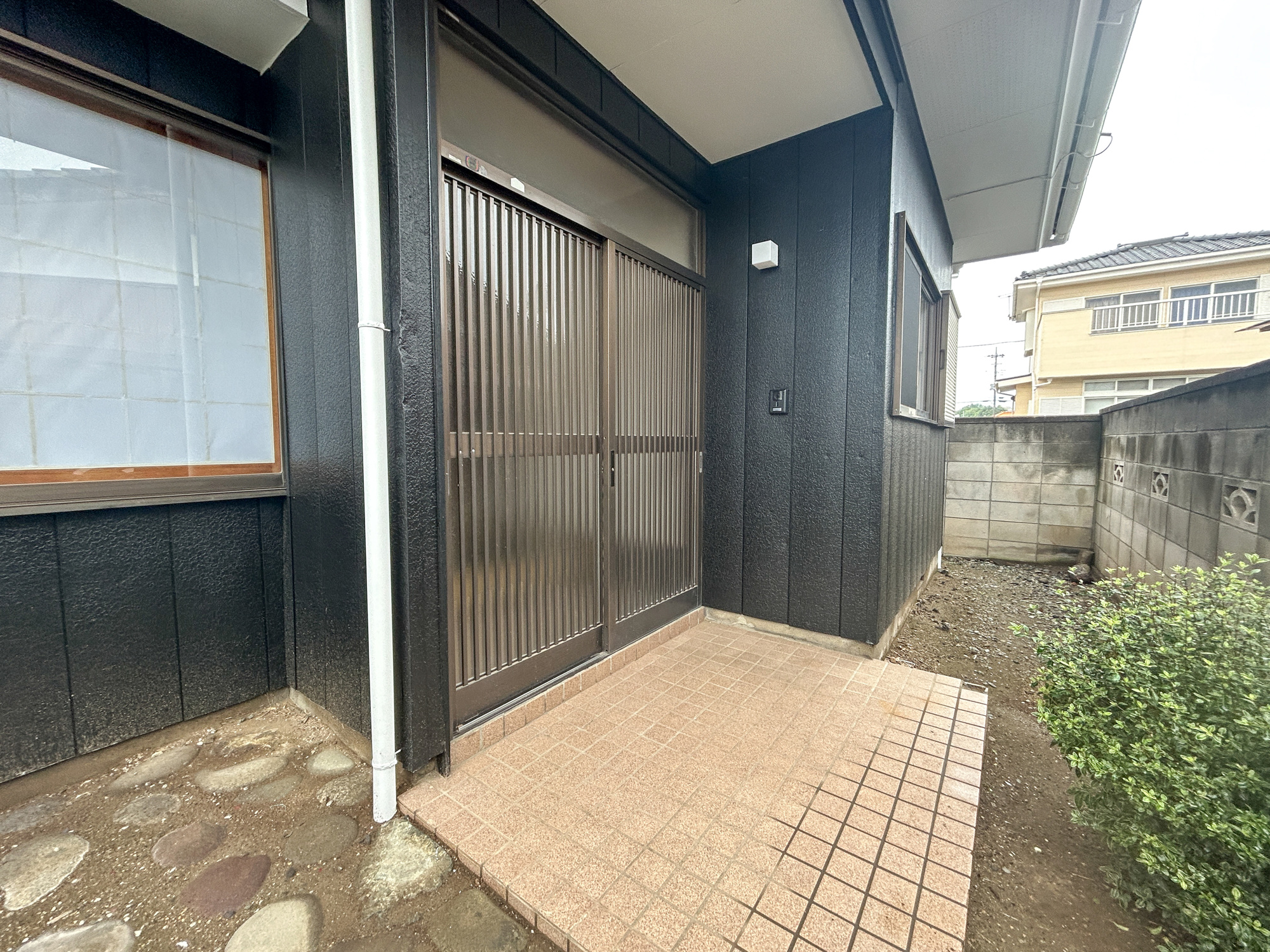 伊勢崎市田部井町1期　中古物件の玄関|玄関上は屋根があるので雨の心配いらず♪