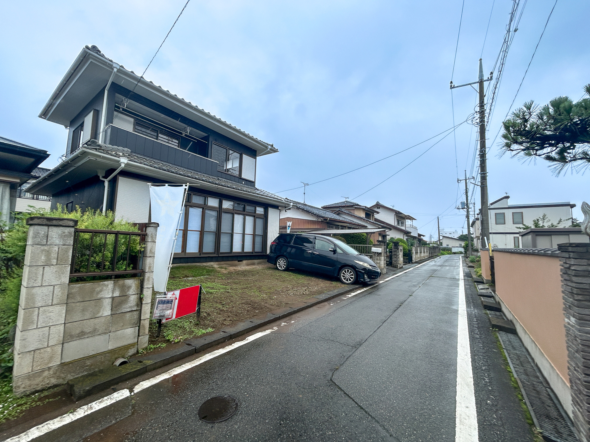 伊勢崎市田部井町1期　中古物件の前面道路含む現地写真|閑静な住宅地で子育て家族にピッタリ。毎日のお散歩も快適な緑に恵まれたエリアで、自然に包まれた穏やかな暮らしを実現するための、ゆとりある住環境が整っています。


