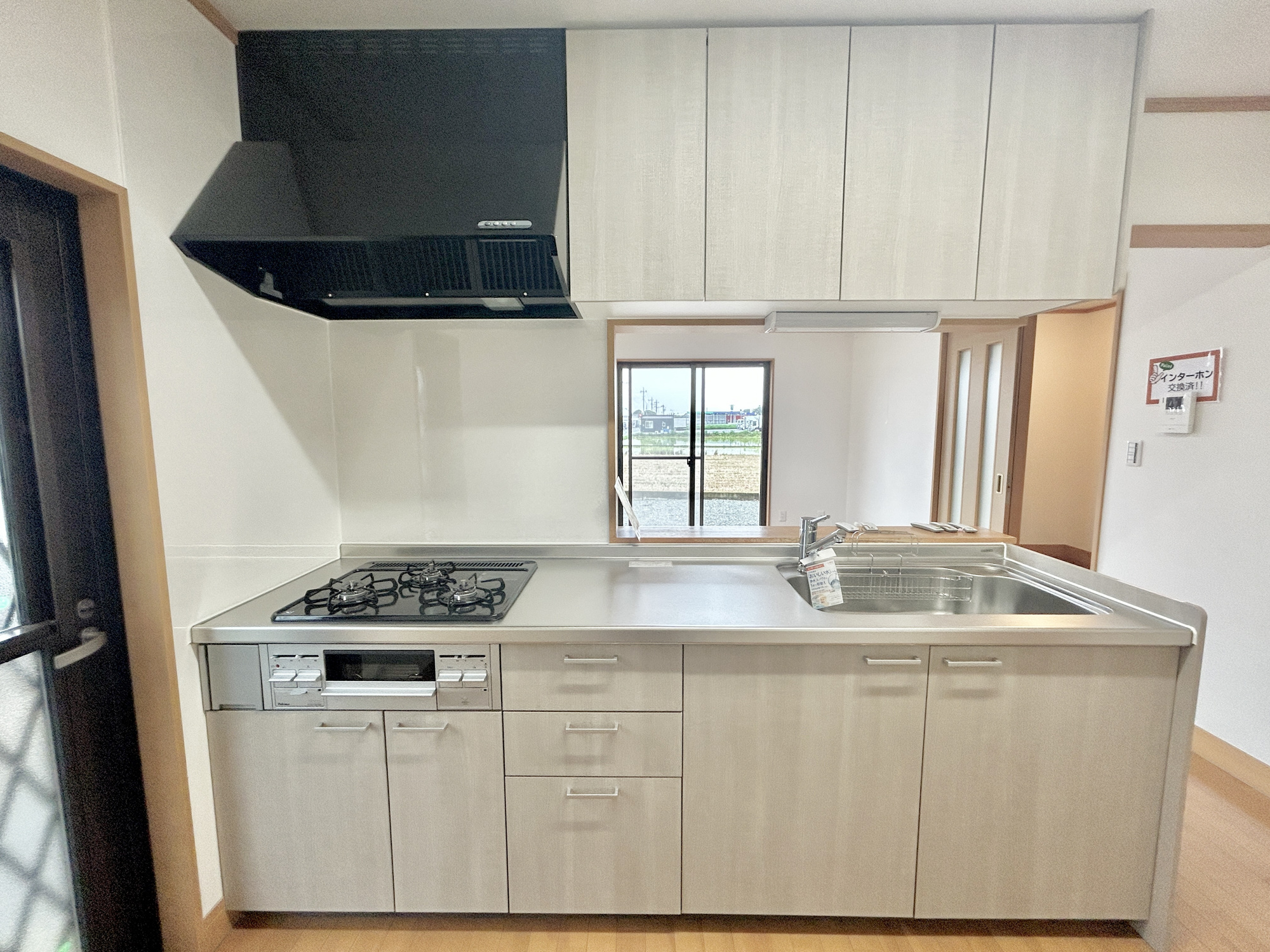 伊勢崎市五目牛町　中古物件のキッチン|収納が多いのでキッチンの上は常にきれいに保てます！！
お料理がしたくなるそんな嬉しい・楽しいキッチンです♪