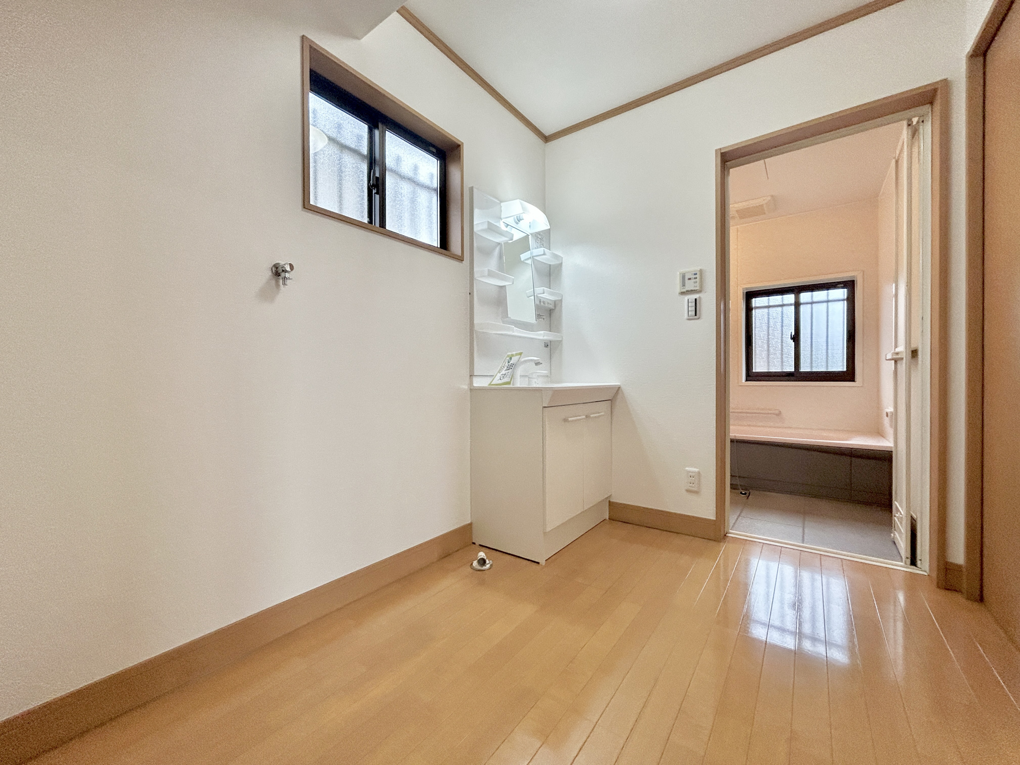 伊勢崎市五目牛町　中古物件の独立洗面台|広く、明るい洗面スペースで朝の身支度も快適に♪洗面所にも窓がついているので、換気が出来て外の新鮮な空気が取り込めて気持ちいいです♪