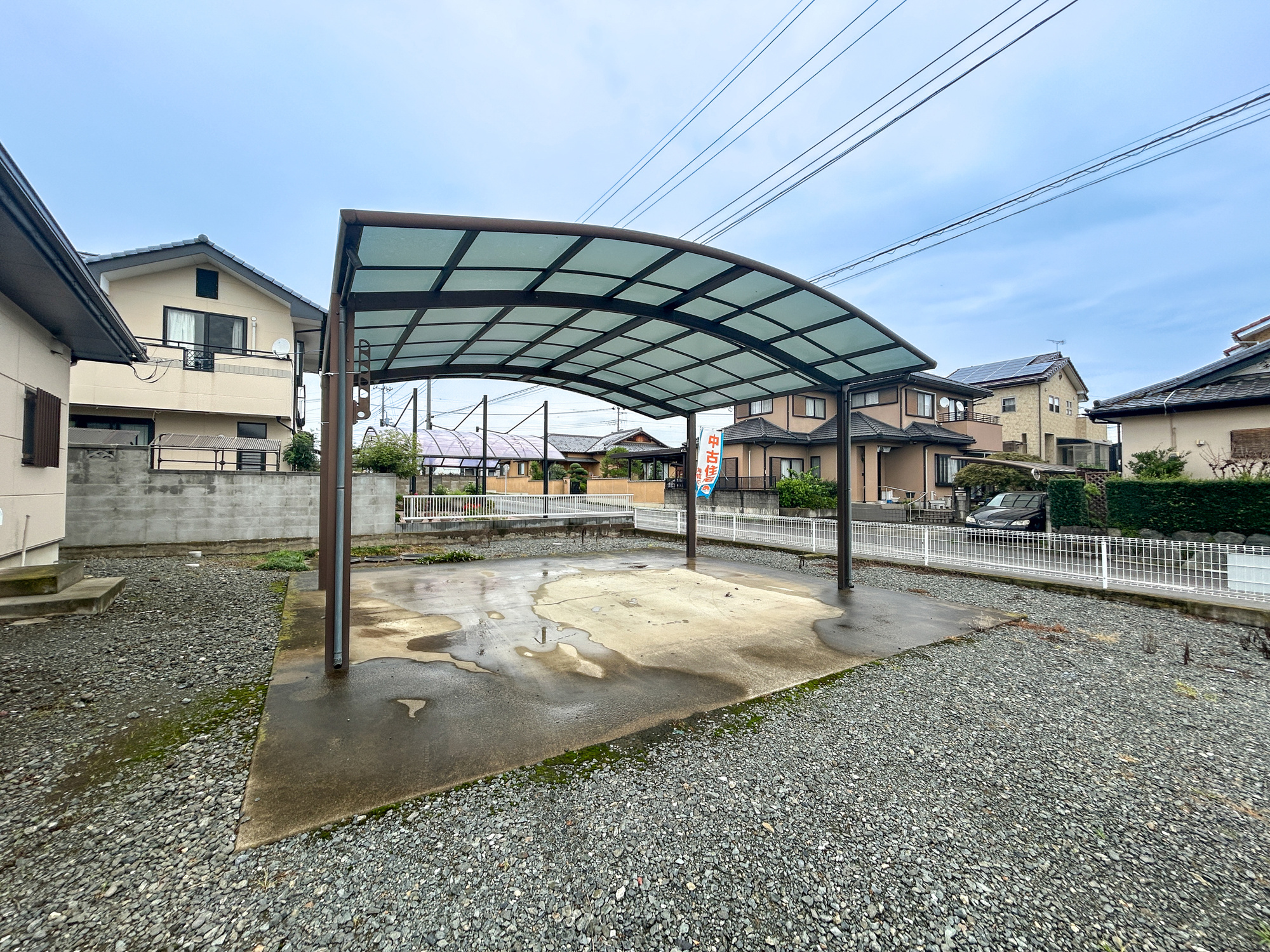 伊勢崎市五目牛町　中古物件の駐車場|大切な愛車を守るカーポート完備♪