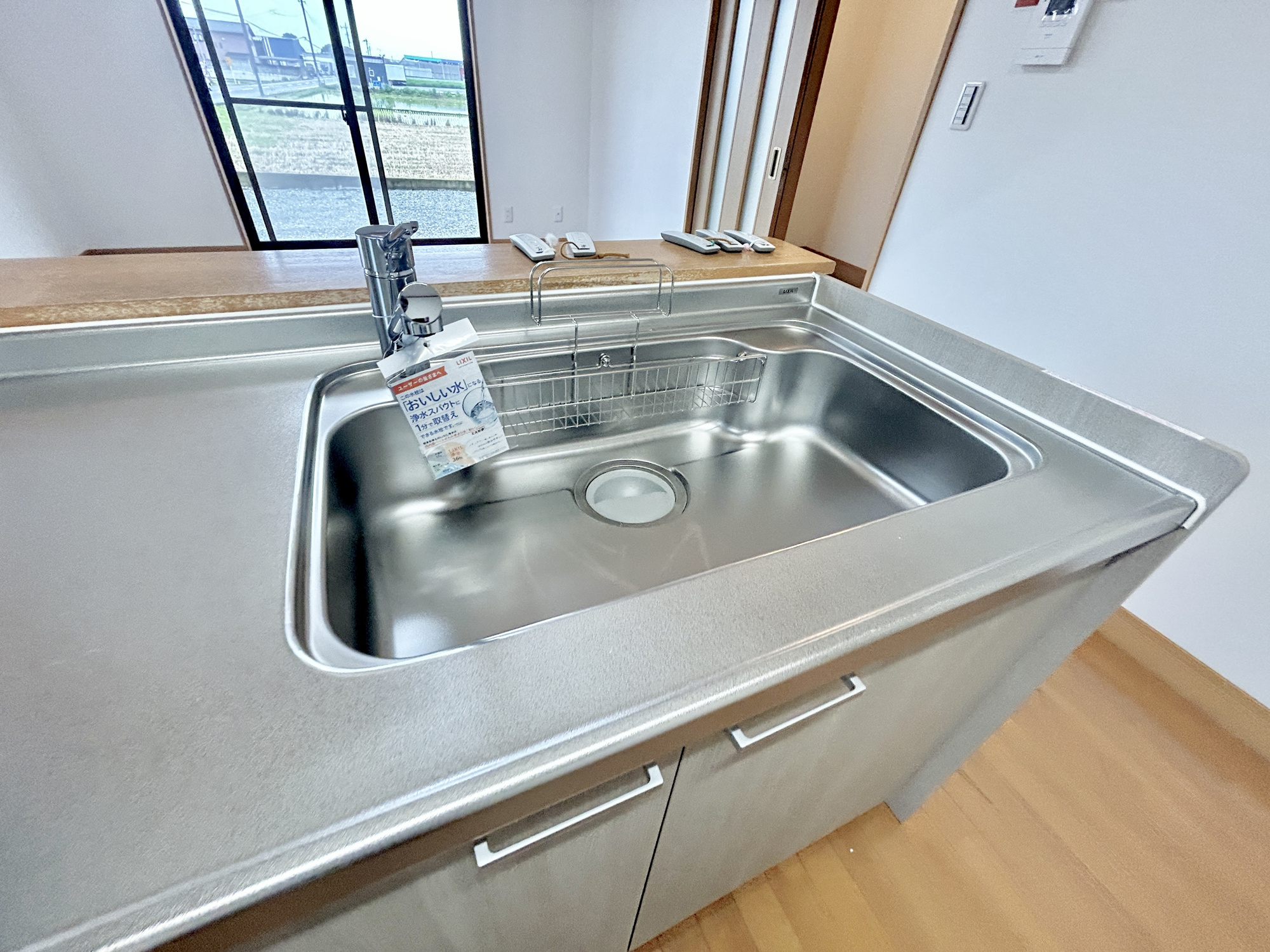 伊勢崎市五目牛町　中古物件の設備|浄水機能付シャワー水栓は、浄水器ごと蛇口が引き出せるから、ポットやお鍋などに浄水を注ぐときやシンクを洗う時に便利です♪