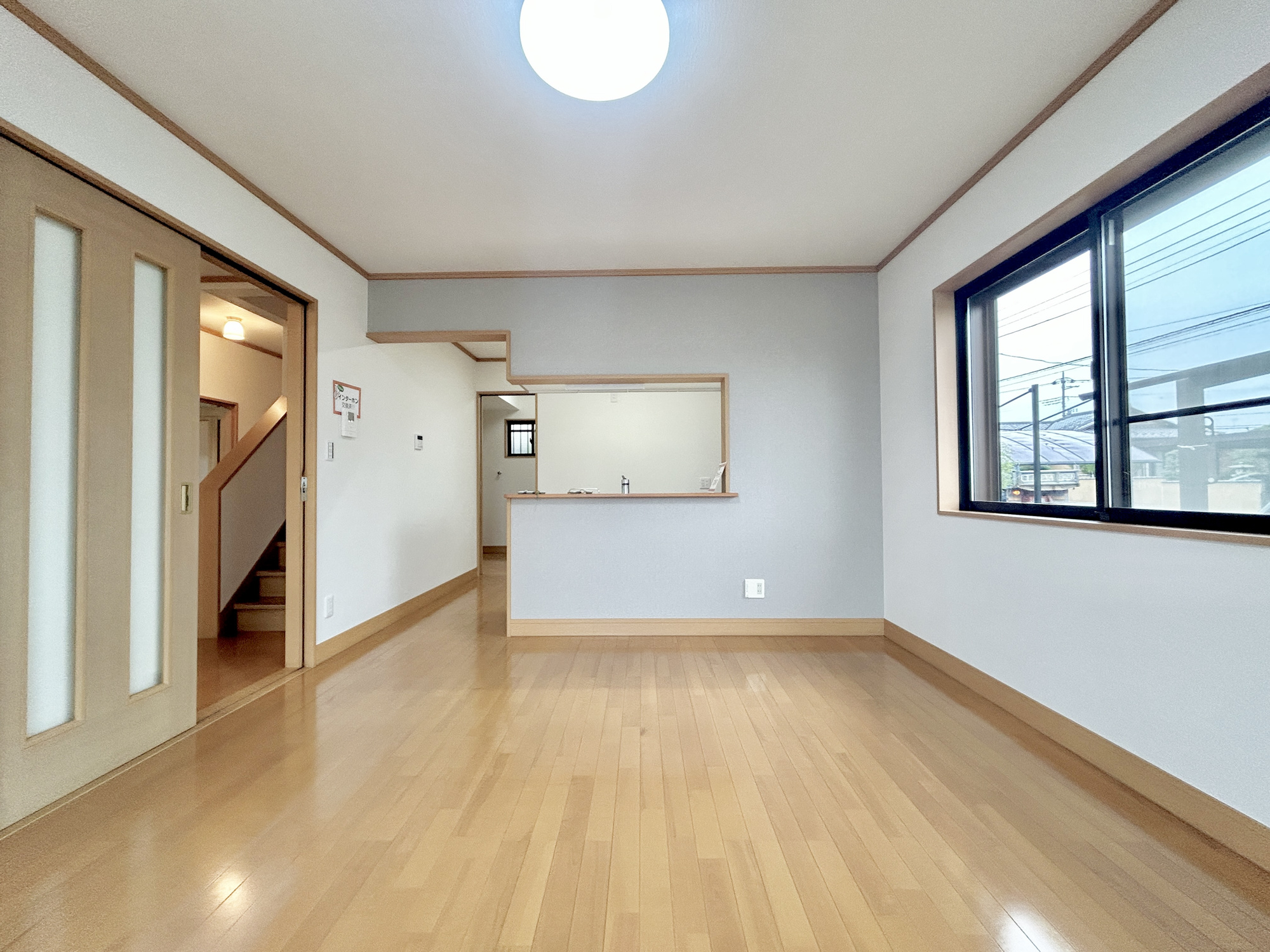 伊勢崎市五目牛町　中古物件の居間・リビング|南向きに大きく開いた窓からは、明るい陽射しが射し込みます。
爽やかな風が吹き抜ける心地良いリビングには、自然と家族が集まります。
