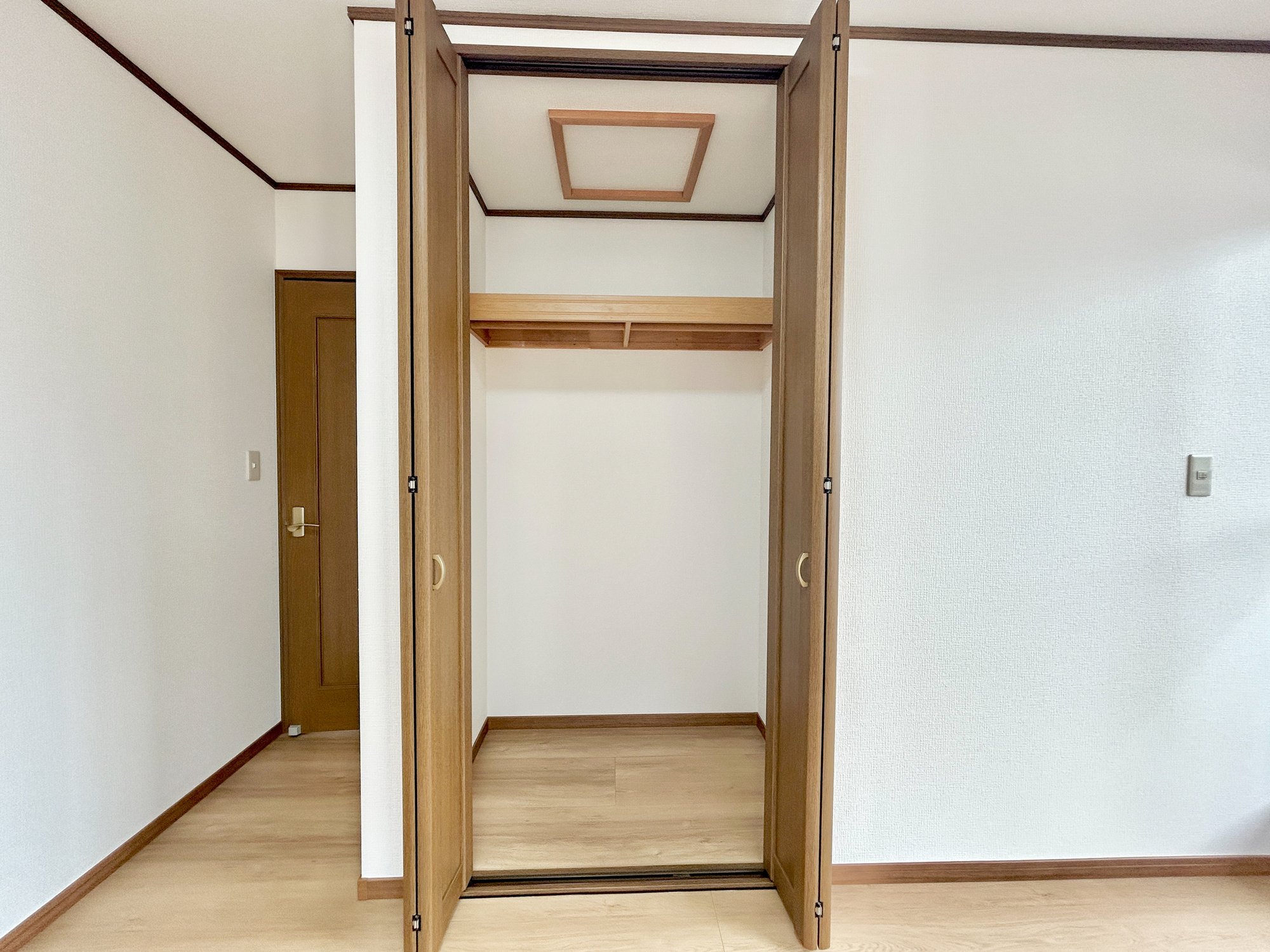 伊勢崎市連取町　中古物件の収納|レイアウトを自由自在にカスタマイズ出来る機能的な収納が魅力！
可動棚を設置するもよし、アルミラックを設置するもよし、収納ボックスなどを配置して使えば、多様な使い方が出来、収納の幅が広がります！