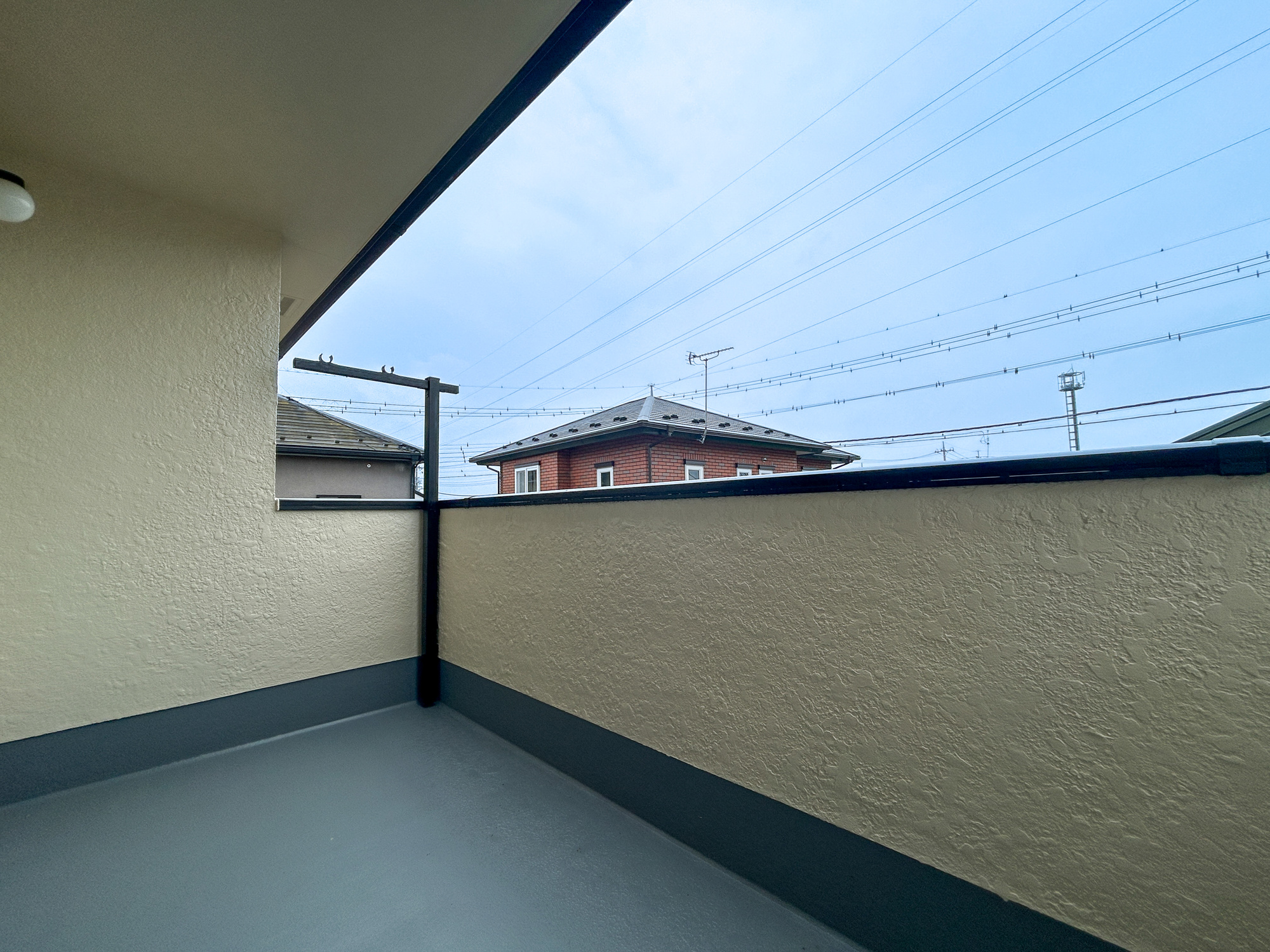 伊勢崎市連取町　中古物件のバルコニー|開放的なバルコニーは見晴らしもよく、太陽の温かな温もりをめいっぱい受け止めてくれます。太陽の光と爽やかな風を受けたお洗濯物はあっという間に乾き、取りこむ時には太陽の匂いを感じられそうですね。