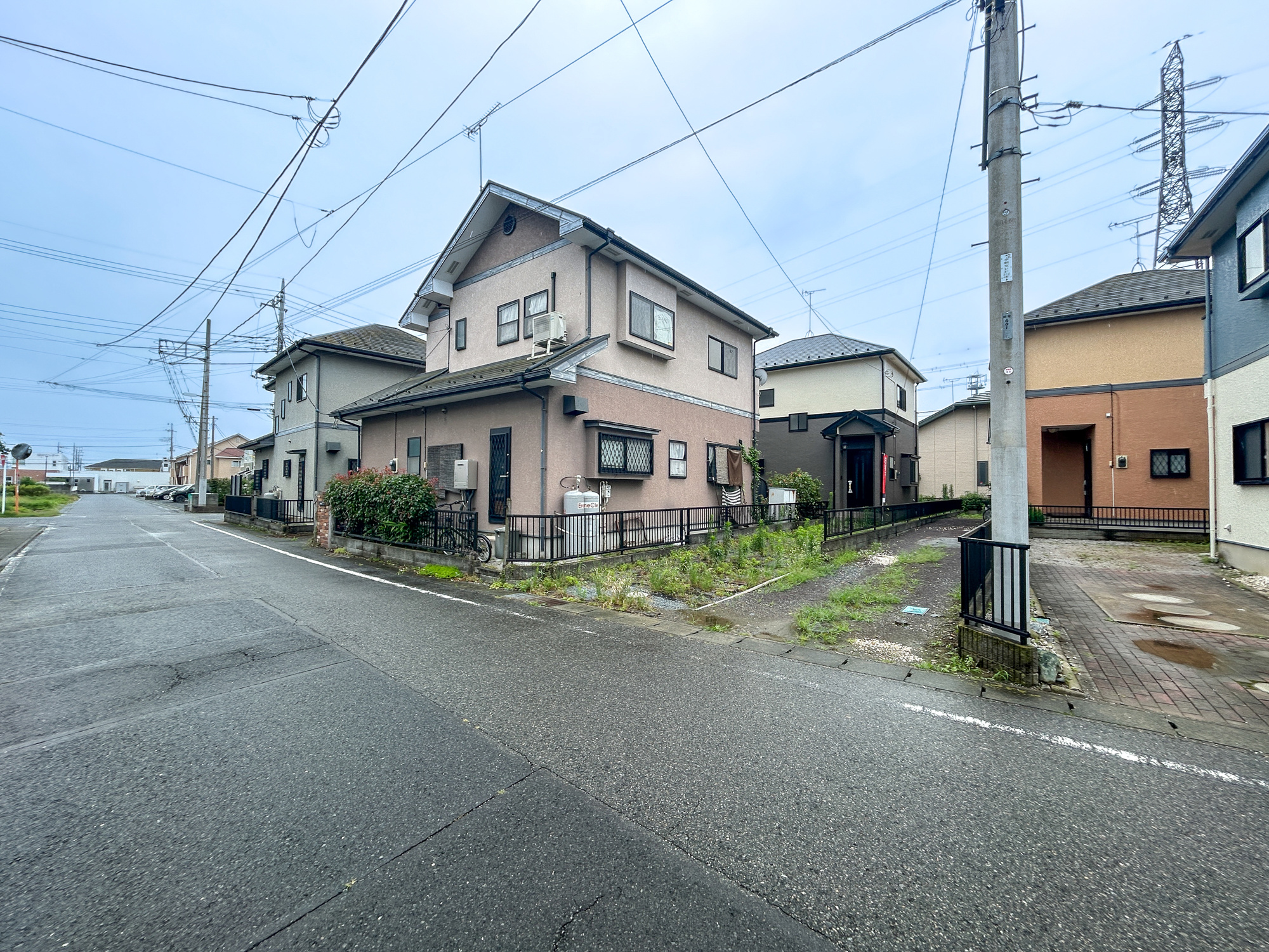伊勢崎市連取町　中古物件の前面道路含む現地写真|低層の一戸建てを中心とした街並みが整然と続き、周辺は高い建物が建っていないので、採光や開放性に恵まれ、空が広く緑の多い閑静な趣を感じる環境です。

