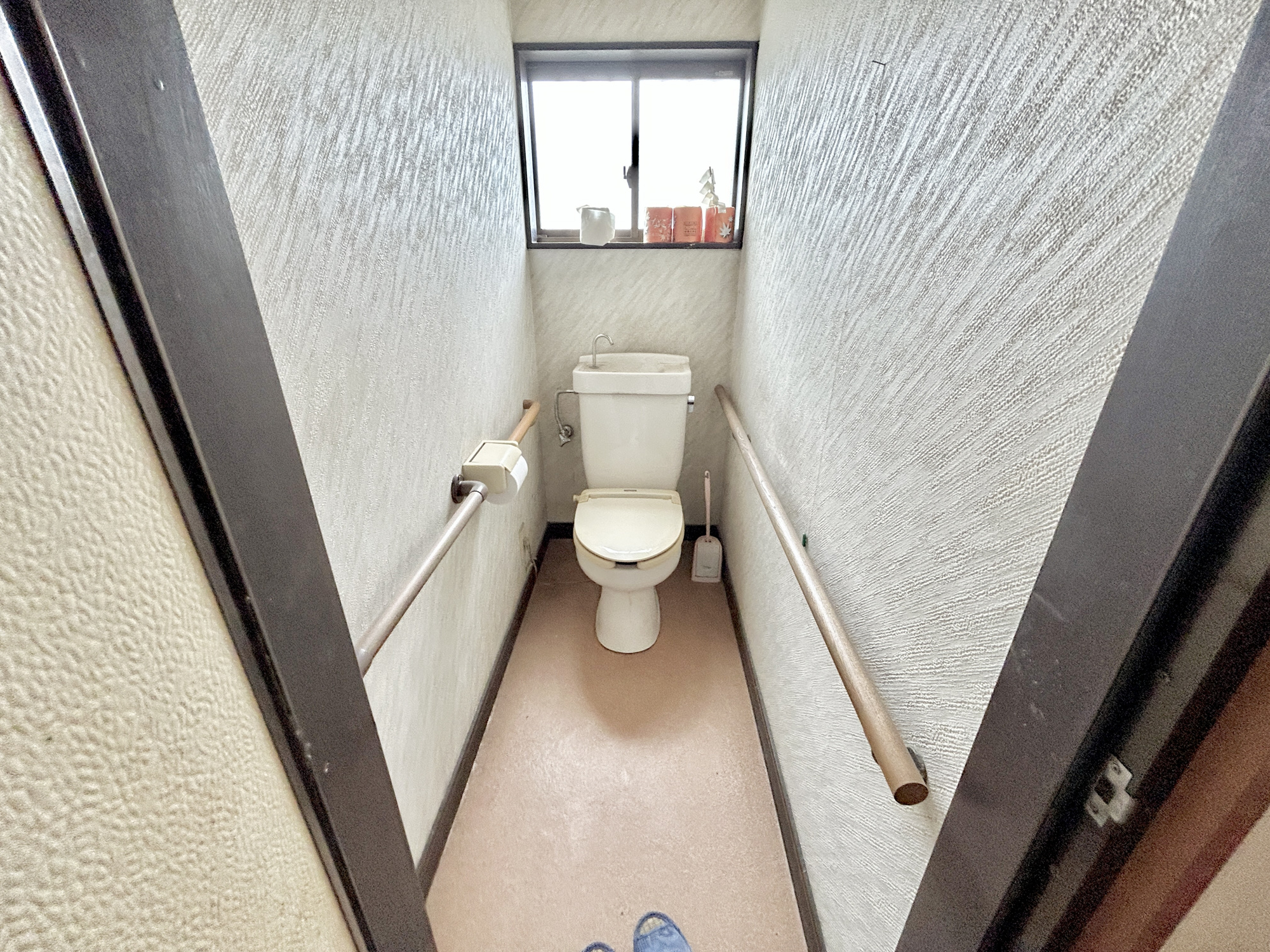 太田市石原町1期　中古住宅のトイレ|換気用に換気扇はもちろん、窓も着いているので常に快適ですね♪