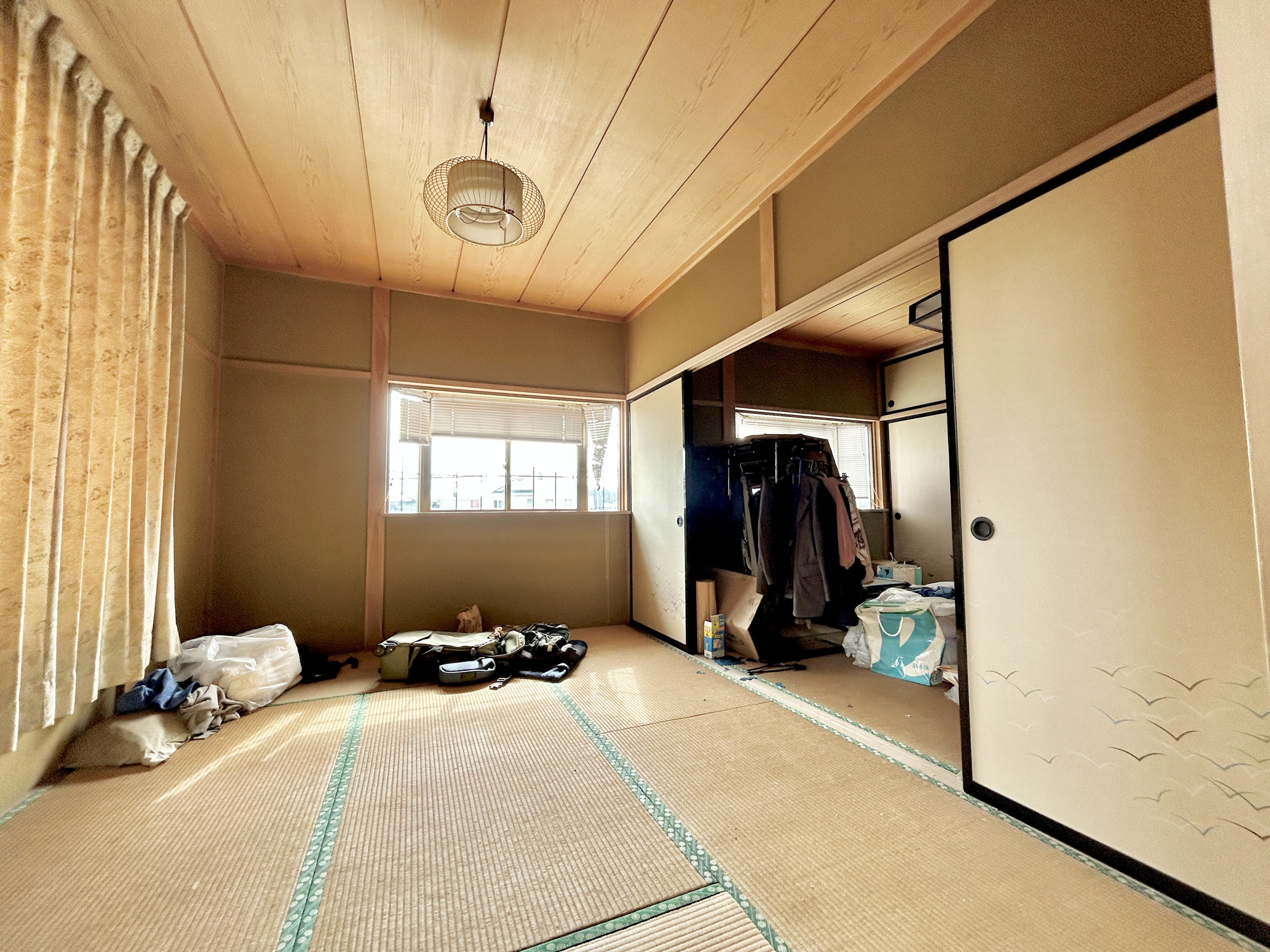 太田市石原町1期　中古住宅の和室|大きな窓からたっぷりと陽光が注がれる明るい空間。2面採光で温かみのあるお部屋です♪
