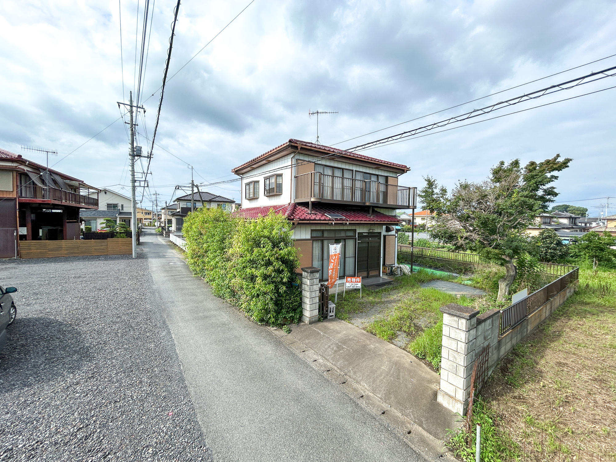 太田市石原町1期　中古住宅の前面道路含む現地写真|閑静な住宅地で子育て家族にピッタリ。毎日のお散歩も快適な緑に恵まれたエリアで、自然に包まれた穏やかな暮らしを実現するための、ゆとりある住環境が整っています。

