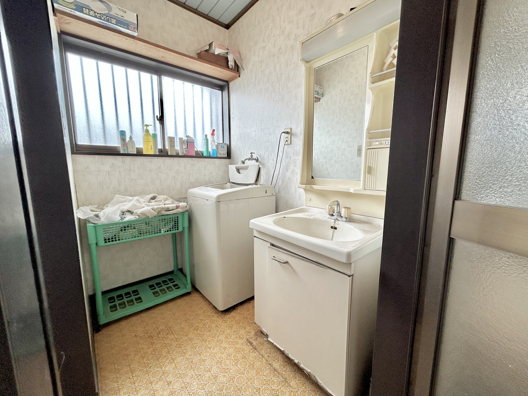 太田市石原町1期　中古住宅の独立洗面台|シャワー付水栓で洗面台でのシャンプーや毎日の掃除に大変便利ですね♪洗面所にはもちろん窓がついているので、換気が出来て、外の新鮮な空気が取り込めて気持ちいいです♪