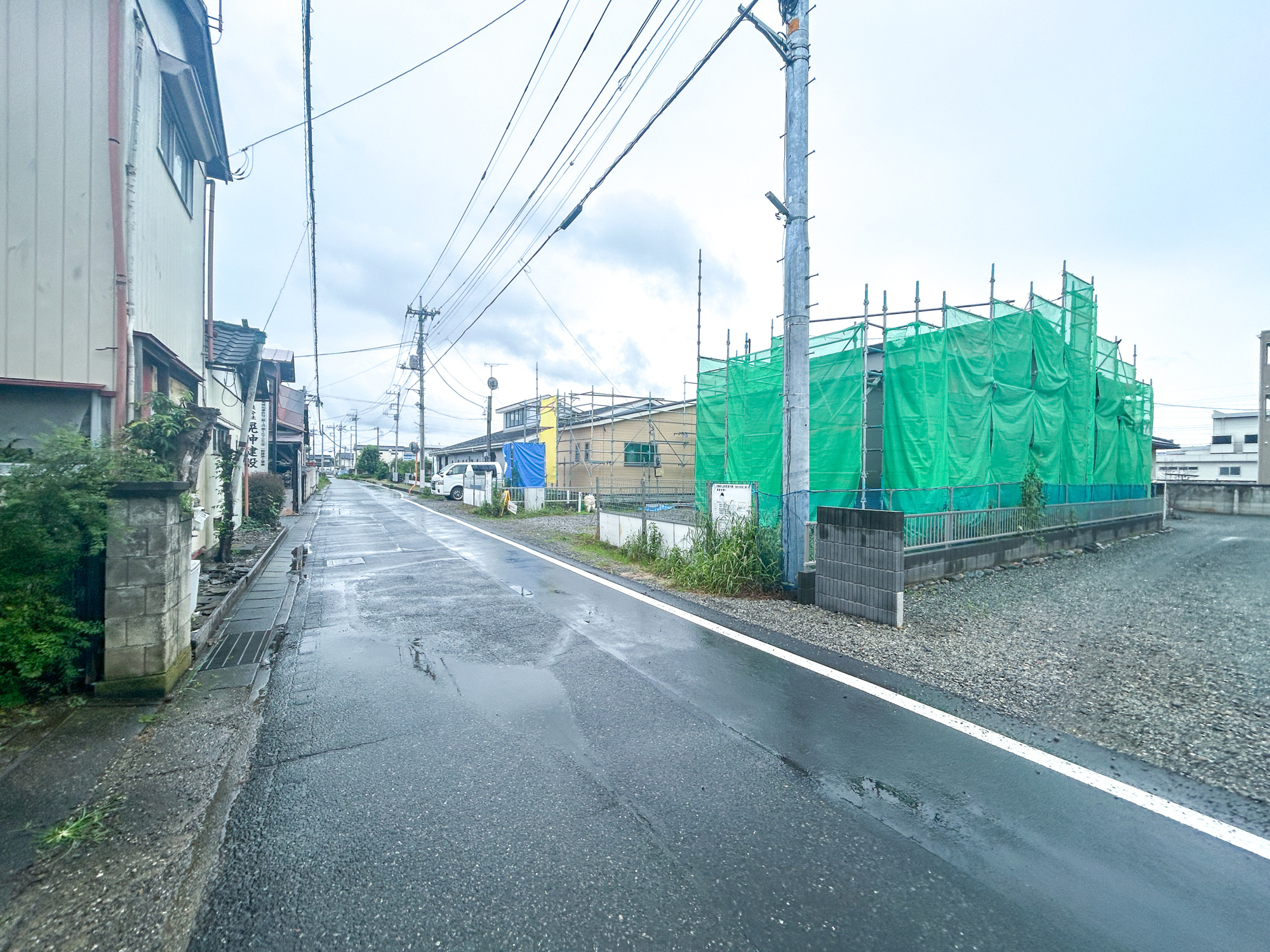 伊勢崎市上泉町第3期　新築住宅全2棟の前面道路含む現地写真|閑静な住宅地で子育て家族にピッタリ。毎日のお散歩も快適な緑に恵まれたエリアで、自然に包まれた穏やかな暮らしを実現するための、ゆとりある住環境が整っています。

