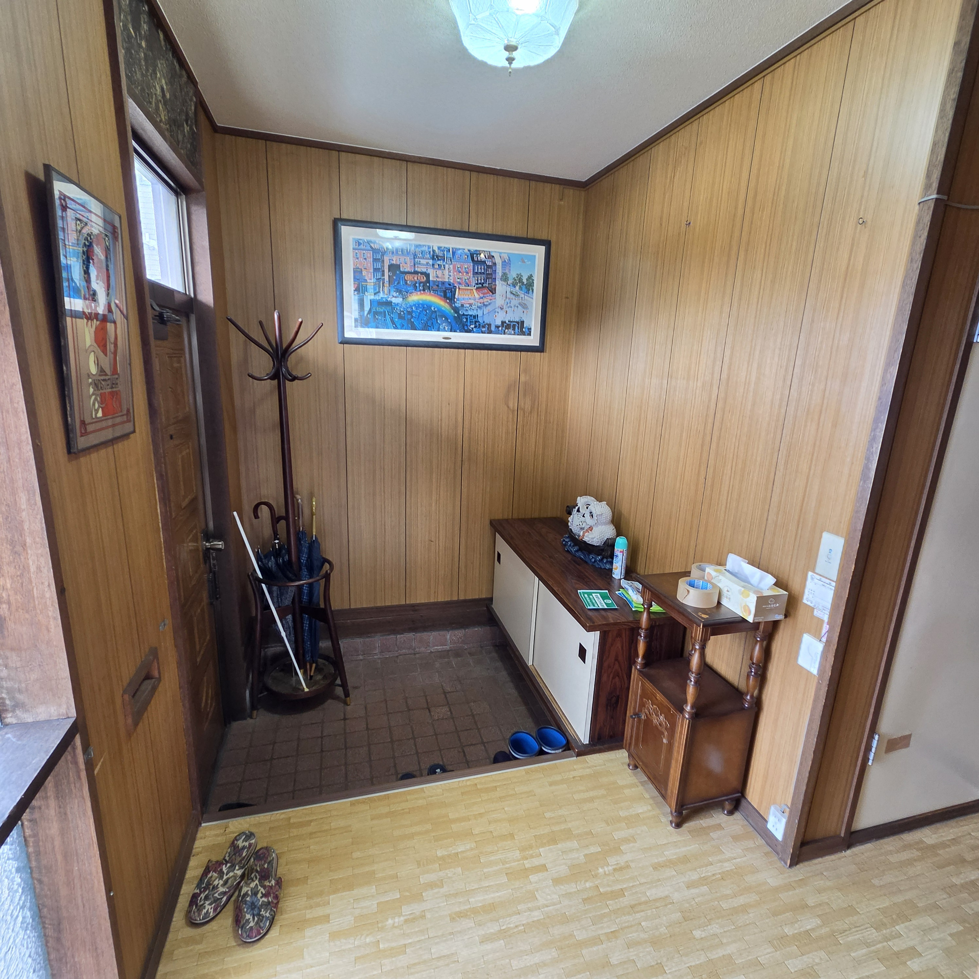 室蘭市日の出町2丁目6-1　中古住宅の玄関