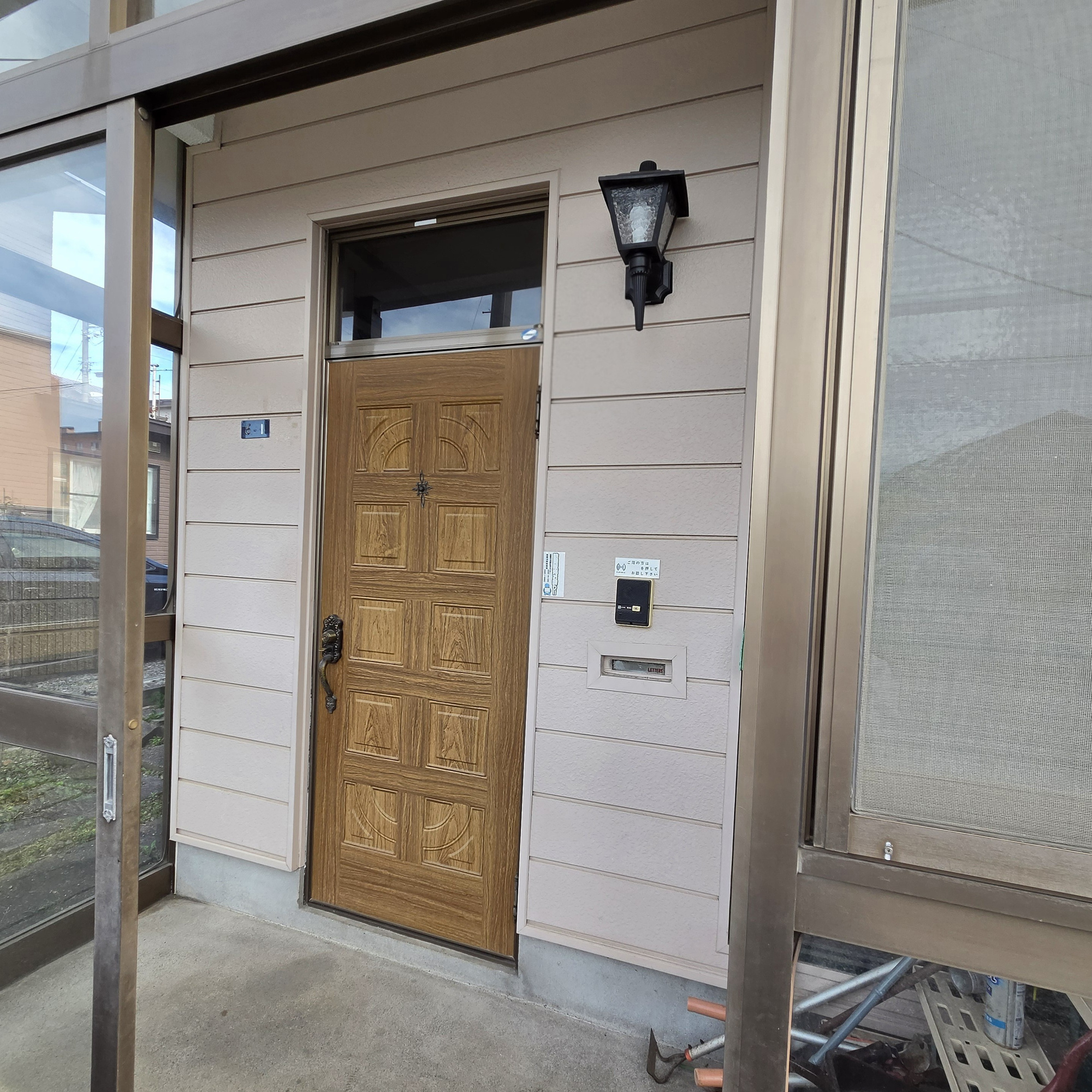 室蘭市日の出町2丁目6-1　中古住宅の玄関