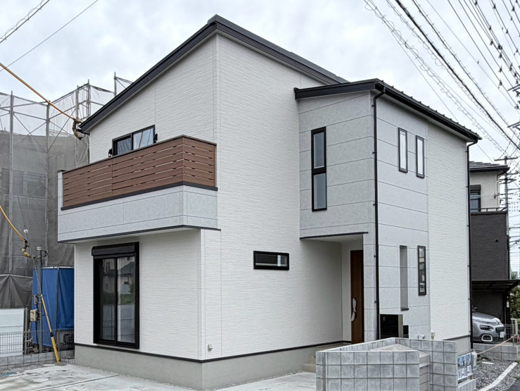どの年代の方からも愛されるような、ナチュラルな配色で落ち着いた印象の外観です。						
