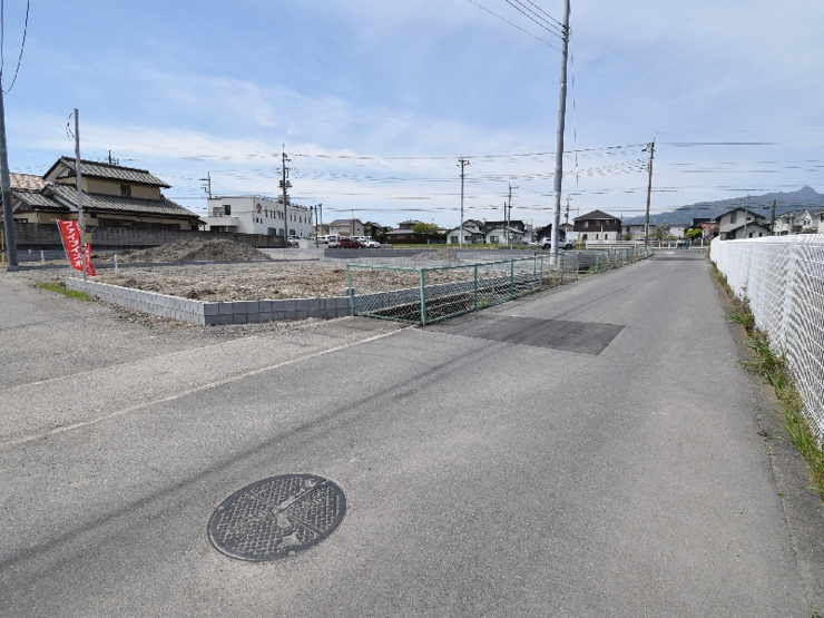 【１号棟：現地北側接道写真】