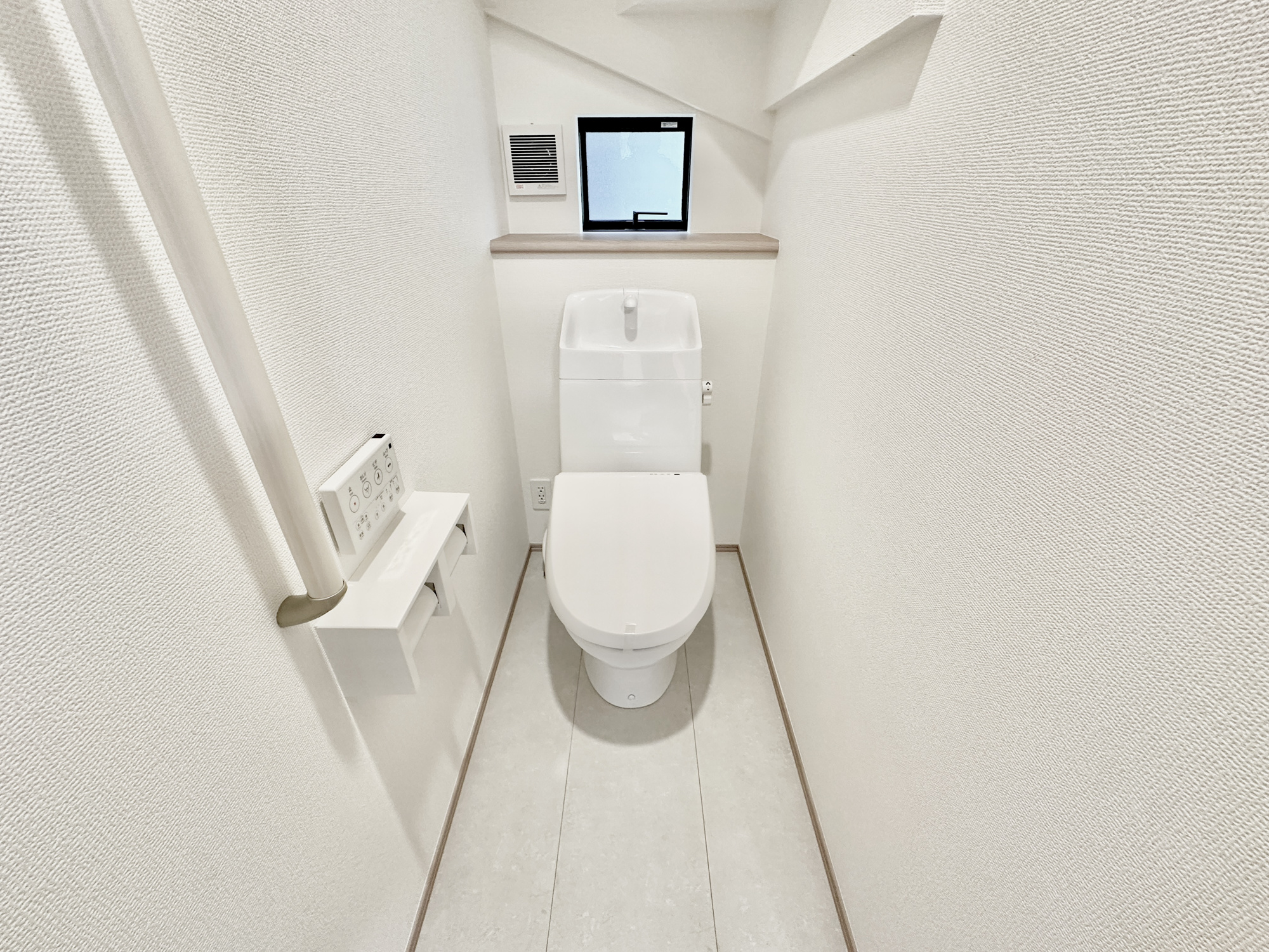 宇都宮市雀の宮１丁目　新築住宅全４棟のトイレ|節水型でエコなトイレには、今では当たり前の洗浄付き。便座を温める機能もついていて、居心地良くてトイレから出られなくなるかも！換気用に換気扇はもちろん、窓も着いているので常に快適ですね♪