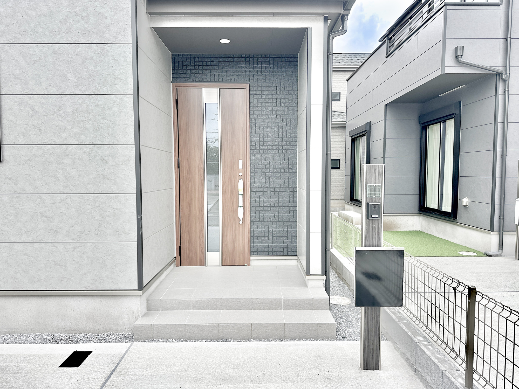 宇都宮市雀の宮１丁目　新築住宅全４棟の玄関|玄関上は屋根があるので雨の心配いらず♪