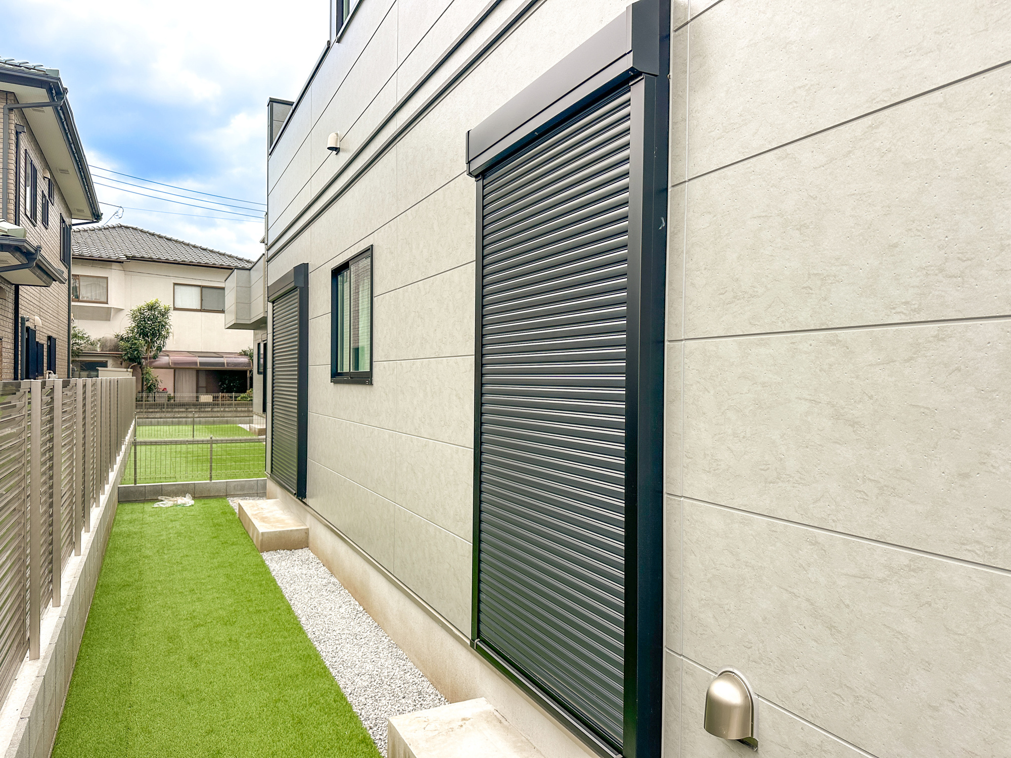 宇都宮市雀の宮１丁目　新築住宅全４棟の防犯設備|防風、防犯、防音、断熱と様々な効果を発揮するシャッター付きです♪